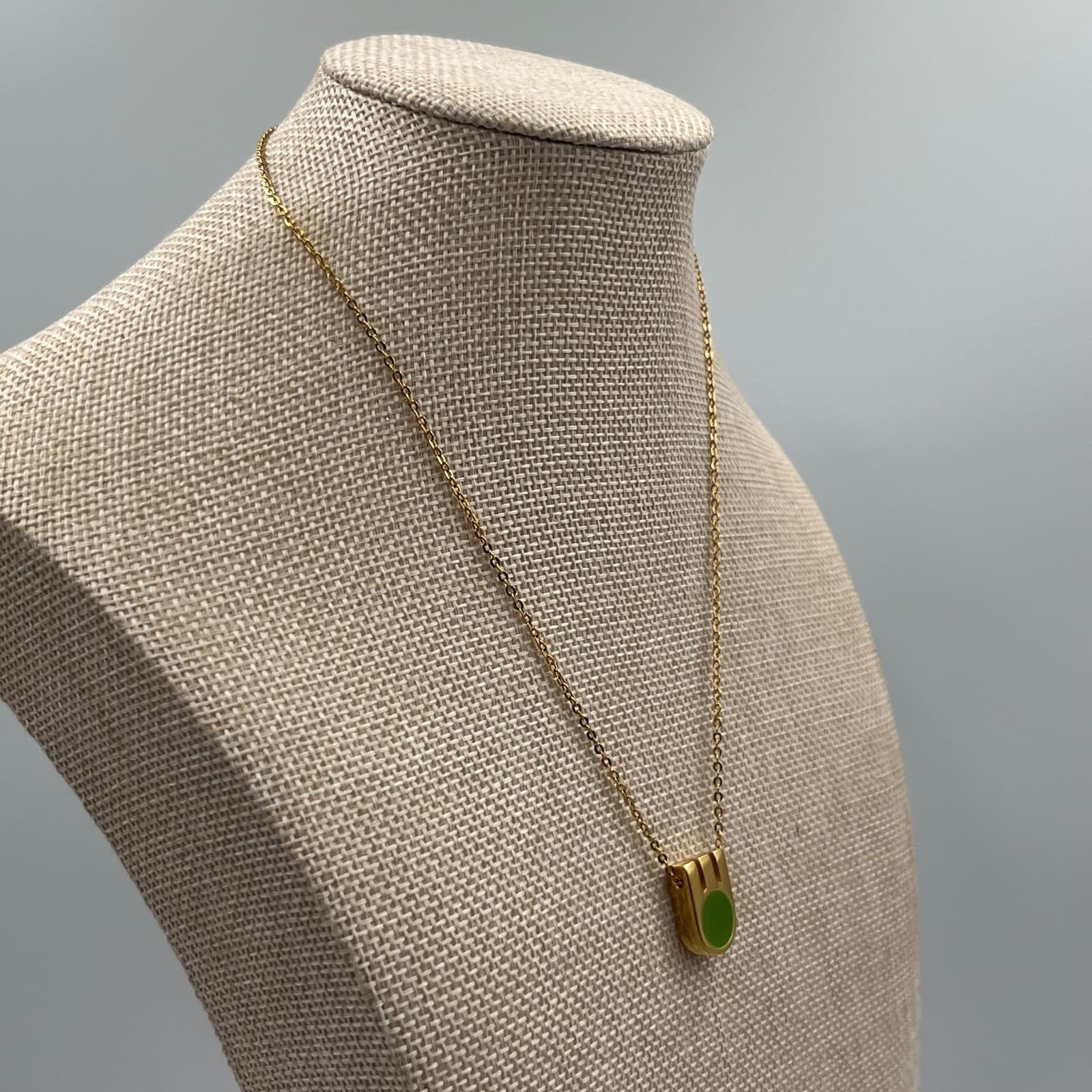 Modernist Green Enamel Pendant Necklace Gold Tone Vtg 1970s Statement Jewelry - Thumbnail 6