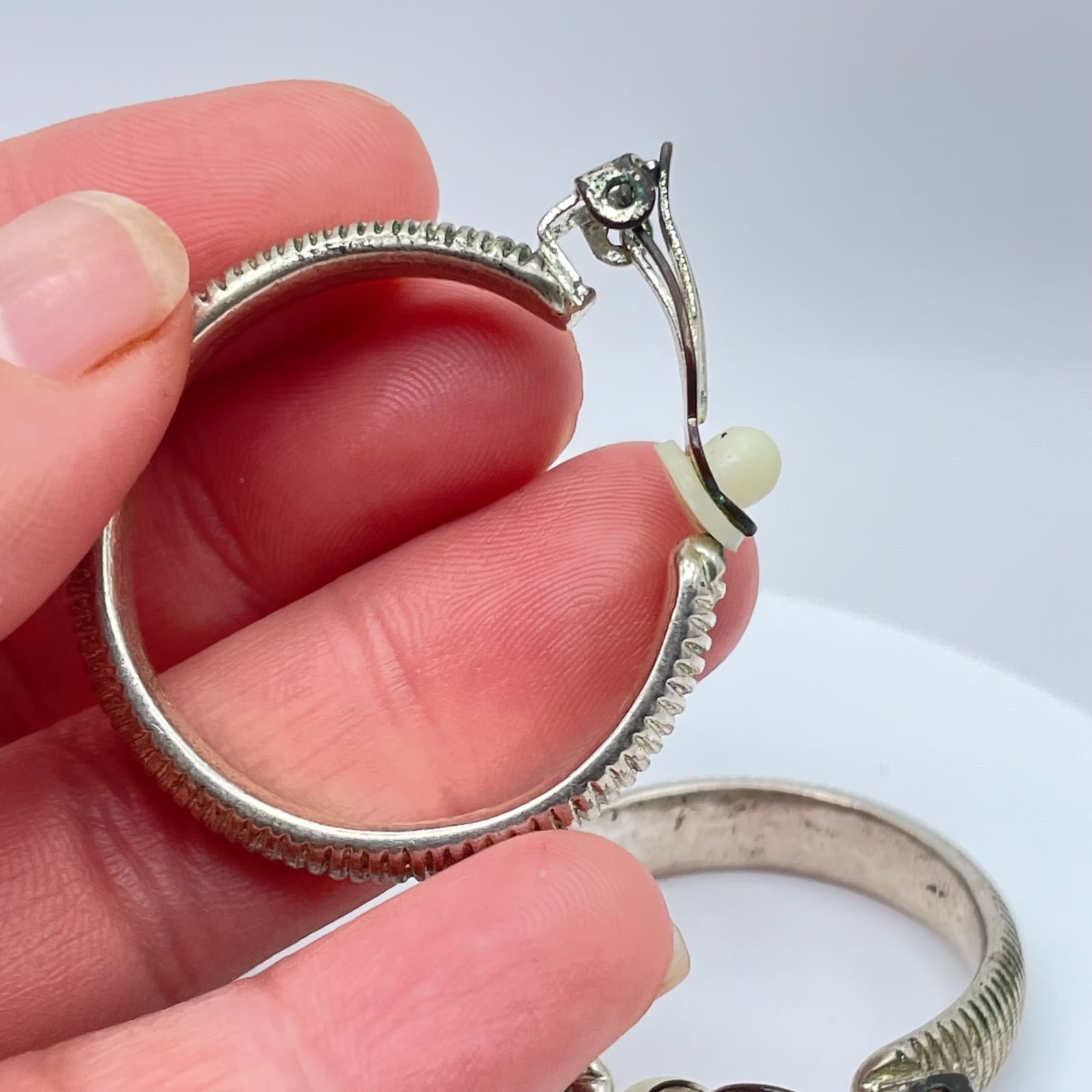 Vintage 90s Silver Tone Ribbed Hoop Earrings Textured Classic Fashion Jewelry - Thumbnail 8