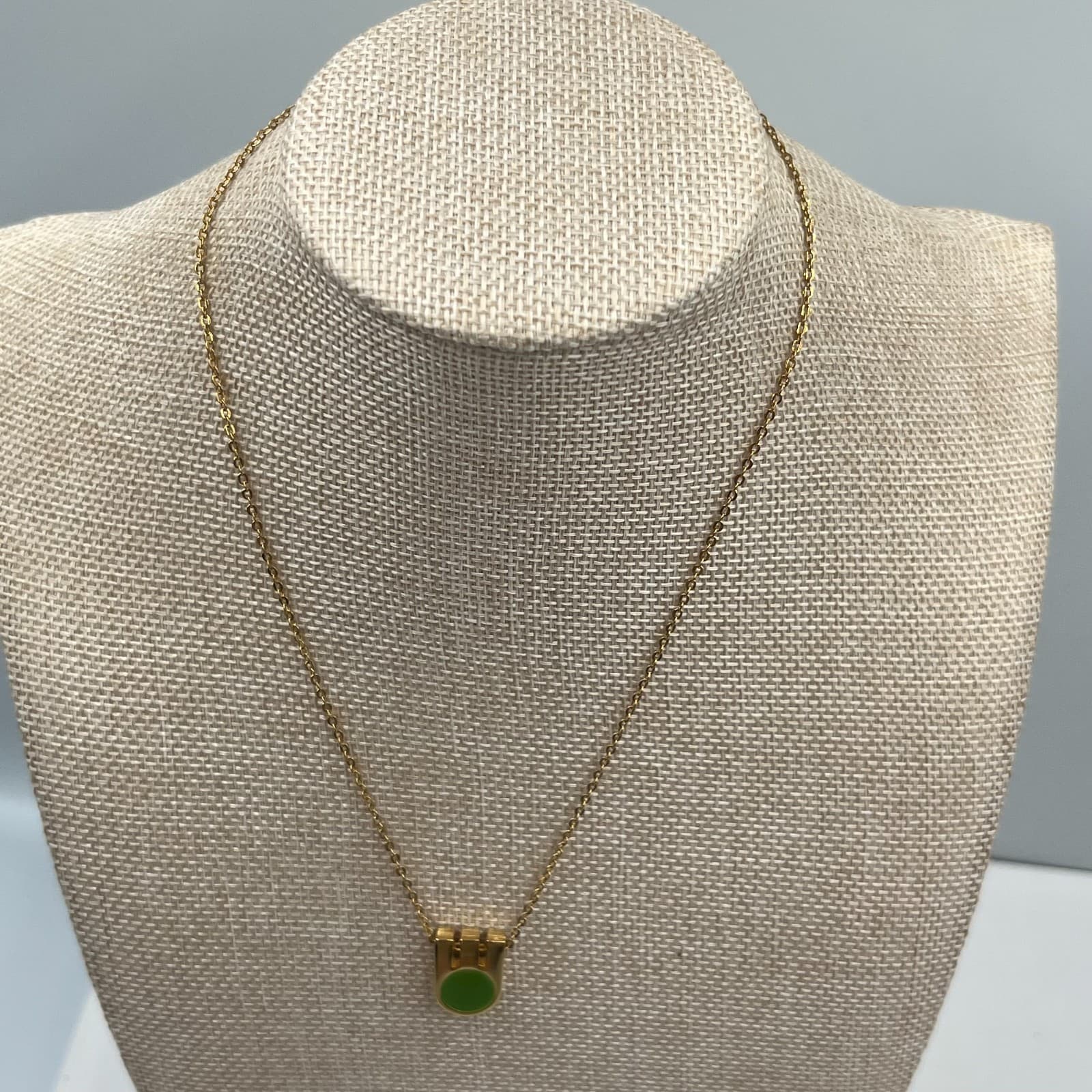 Modernist Green Enamel Pendant Necklace Gold Tone Vtg 1970s Statement Jewelry - Thumbnail 5