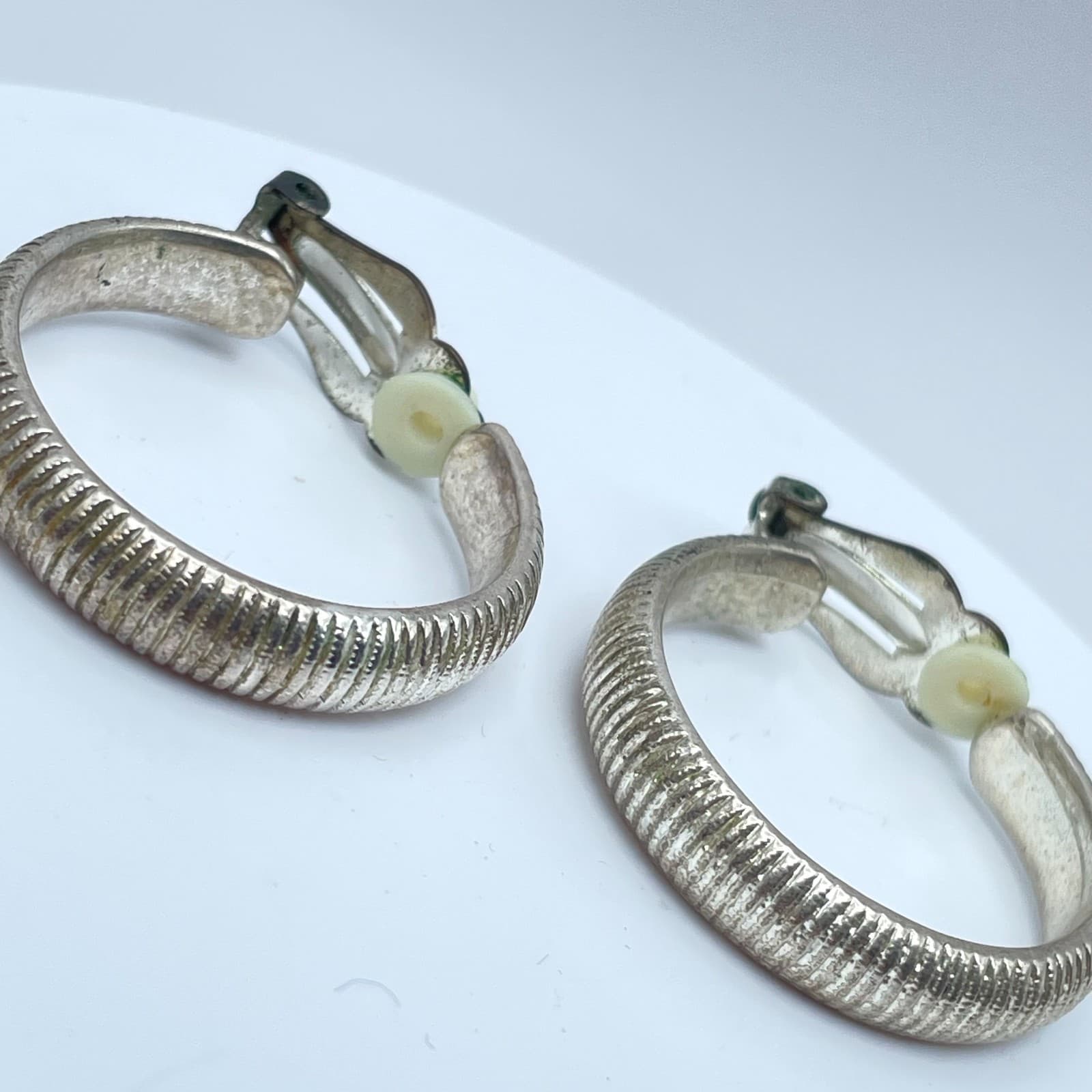 Vintage 90s Silver Tone Ribbed Hoop Earrings Textured Classic Fashion Jewelry - Thumbnail 5
