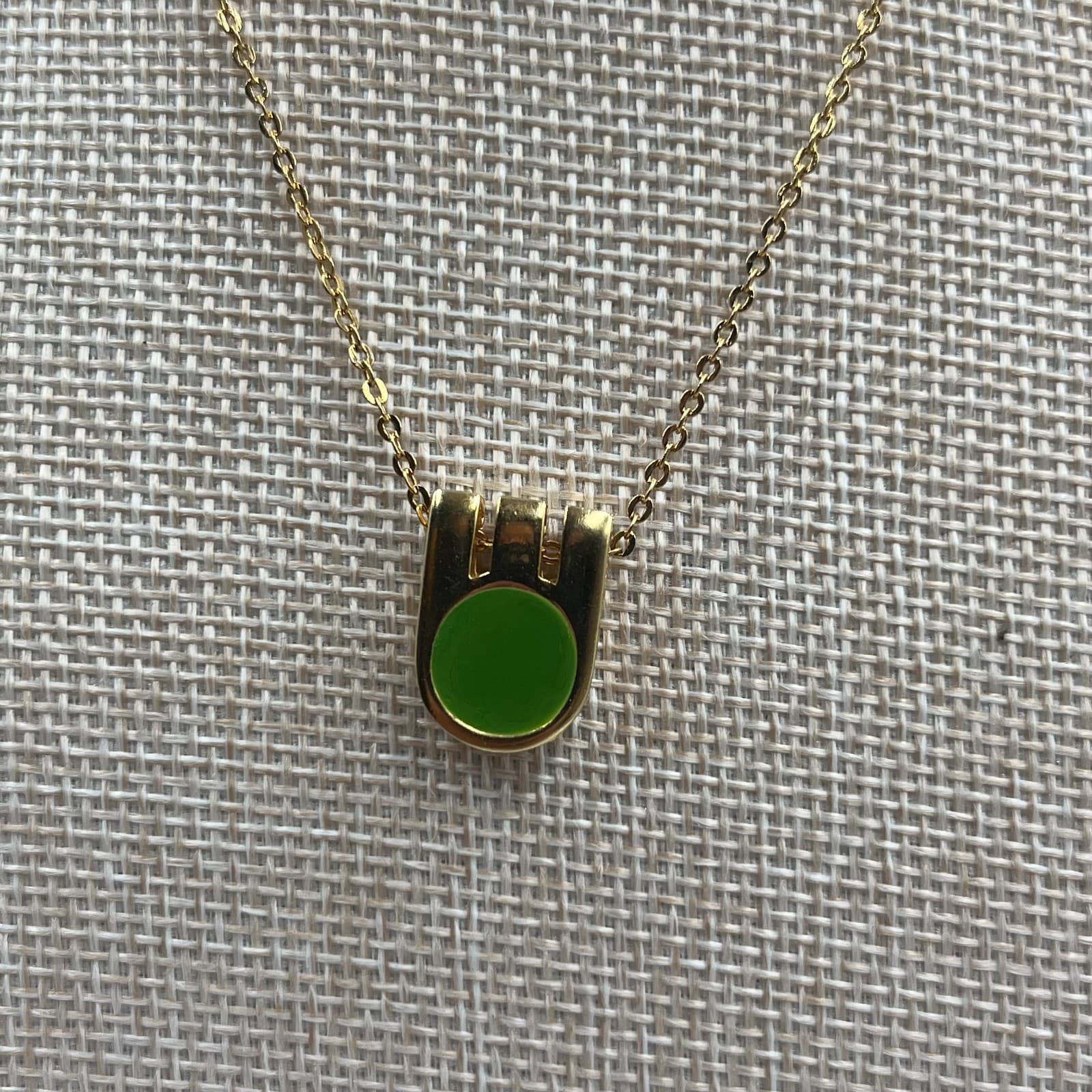 Modernist Green Enamel Pendant Necklace Gold Tone Vtg 1970s Statement Jewelry - Thumbnail 3