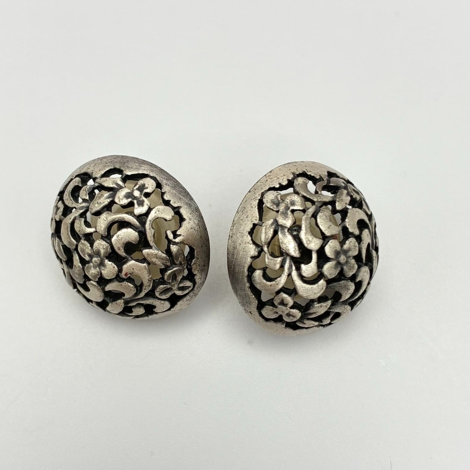 Vintage 90s Silver Tone Filigree Floral Dome Stud Earrings Boho Round Minimalist - Thumbnail 2