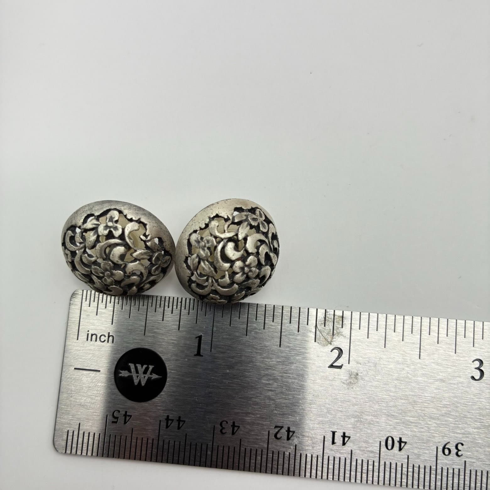 Vintage 90s Silver Tone Filigree Floral Dome Stud Earrings Boho Round Minimalist - Thumbnail 8