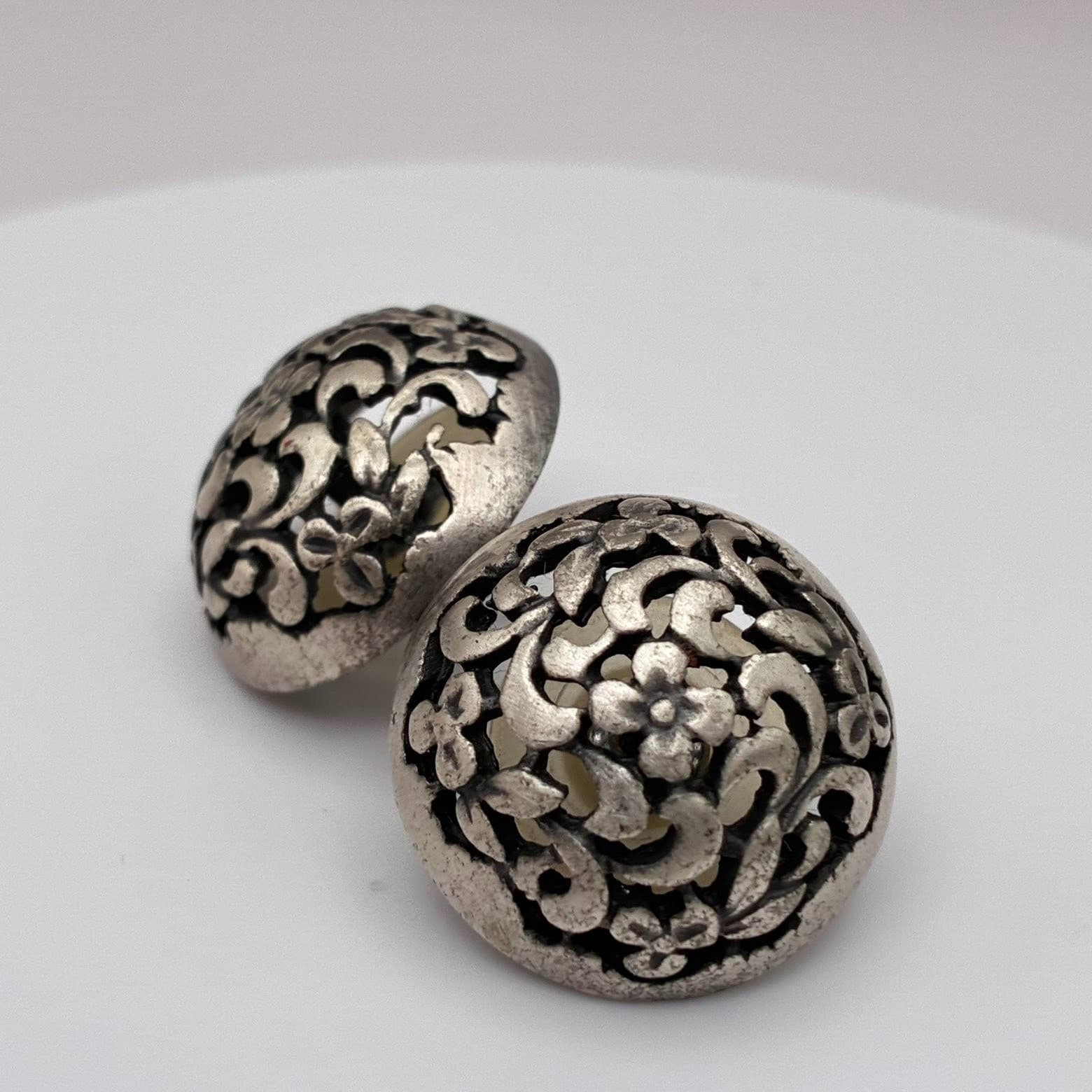 Vintage 90s Silver Tone Filigree Floral Dome Stud Earrings Boho Round Minimalist - Thumbnail 6