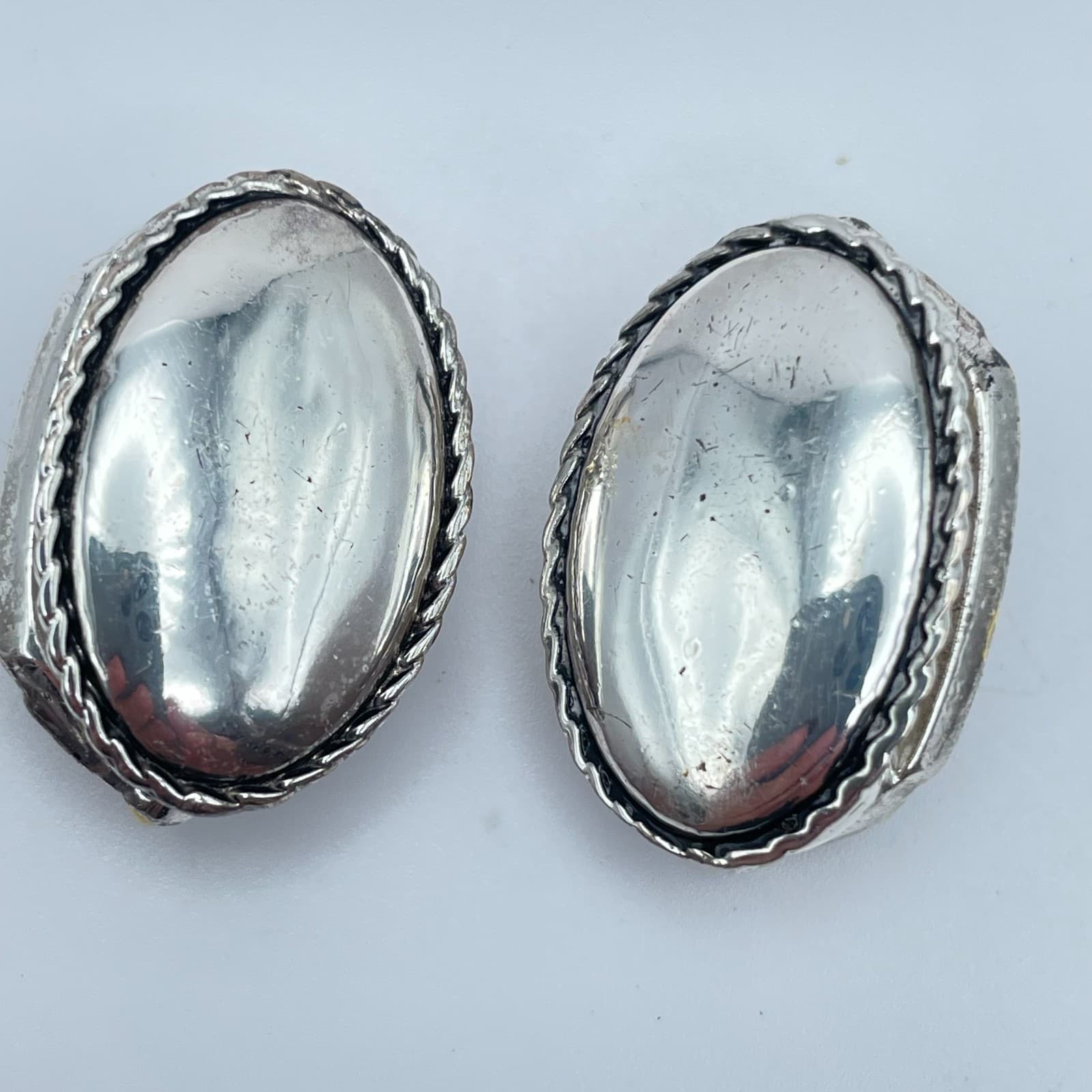 Vintage 90s Oval Reversible Silver Tone Leaf Earrings Fashion Statement - Thumbnail 3