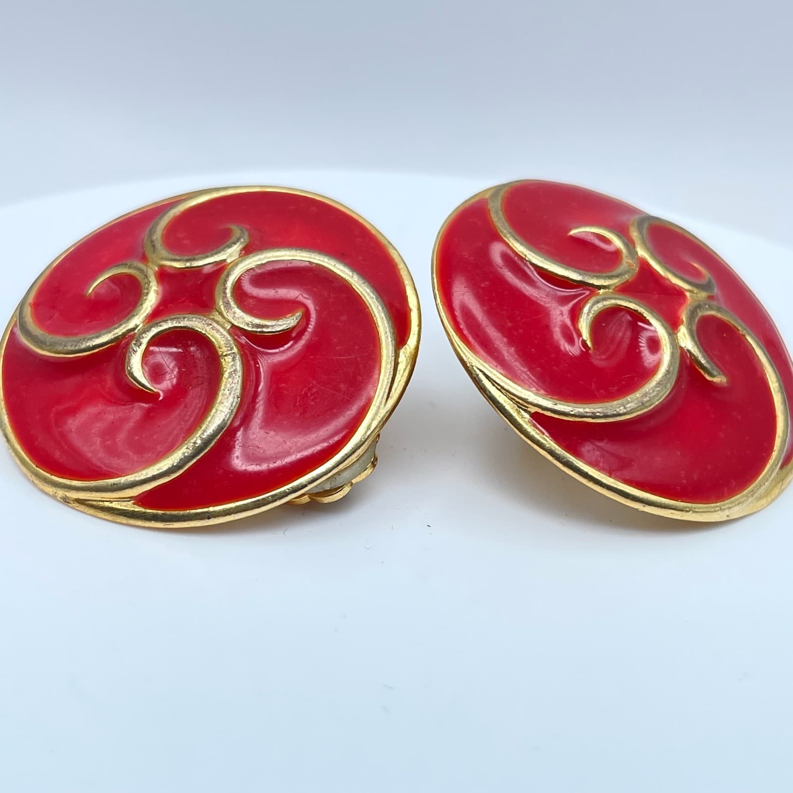Vintage 80s Red Enamel Swirl Gold Tone Round Earrings Fashion Statement Jewelry - Thumbnail 2