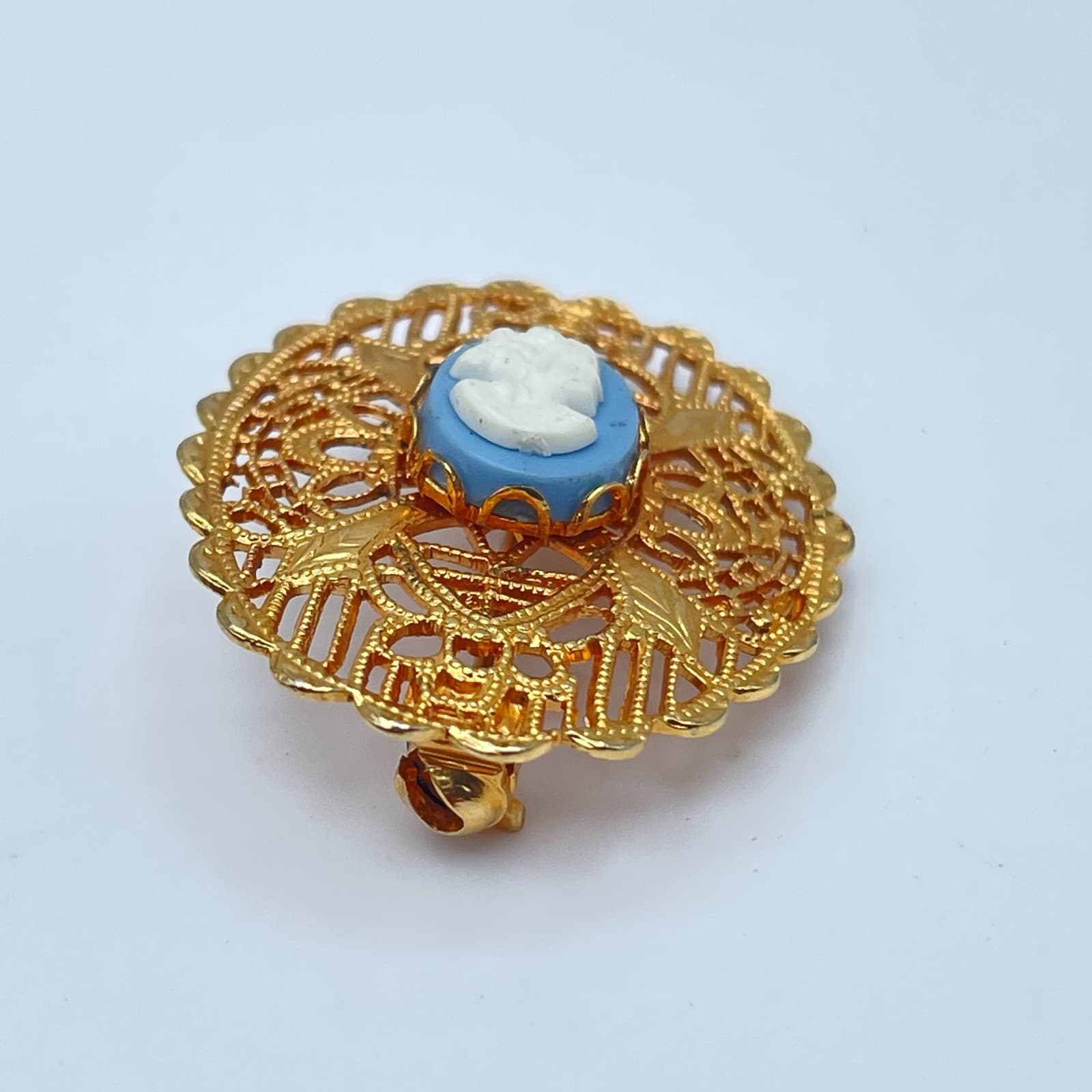 Vintage 90s Cameo Brooch Gold Tone Filigree Oval Victorian Style Pin Jewelry - Thumbnail 3