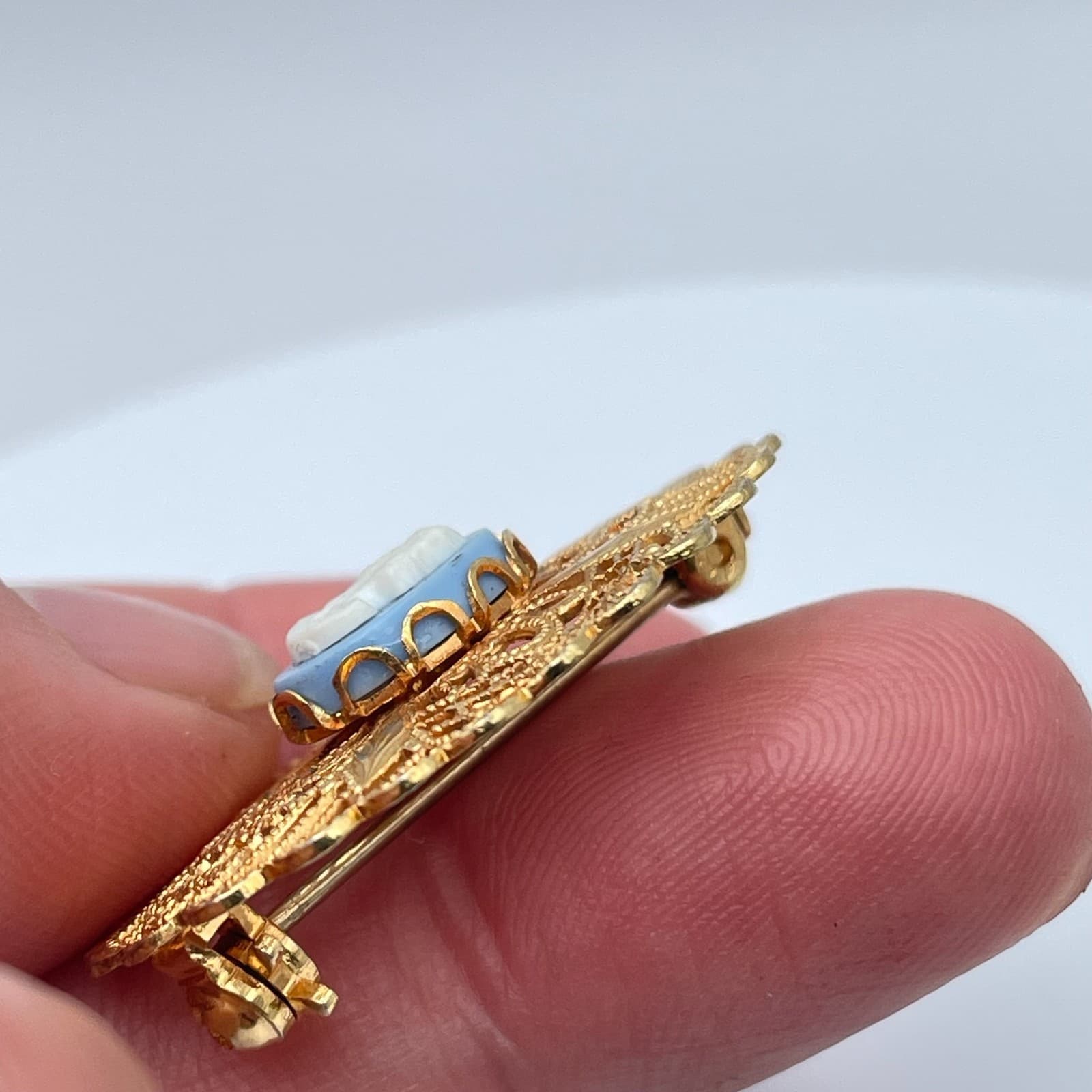 Vintage 90s Cameo Brooch Gold Tone Filigree Oval Victorian Style Pin Jewelry - Thumbnail 6