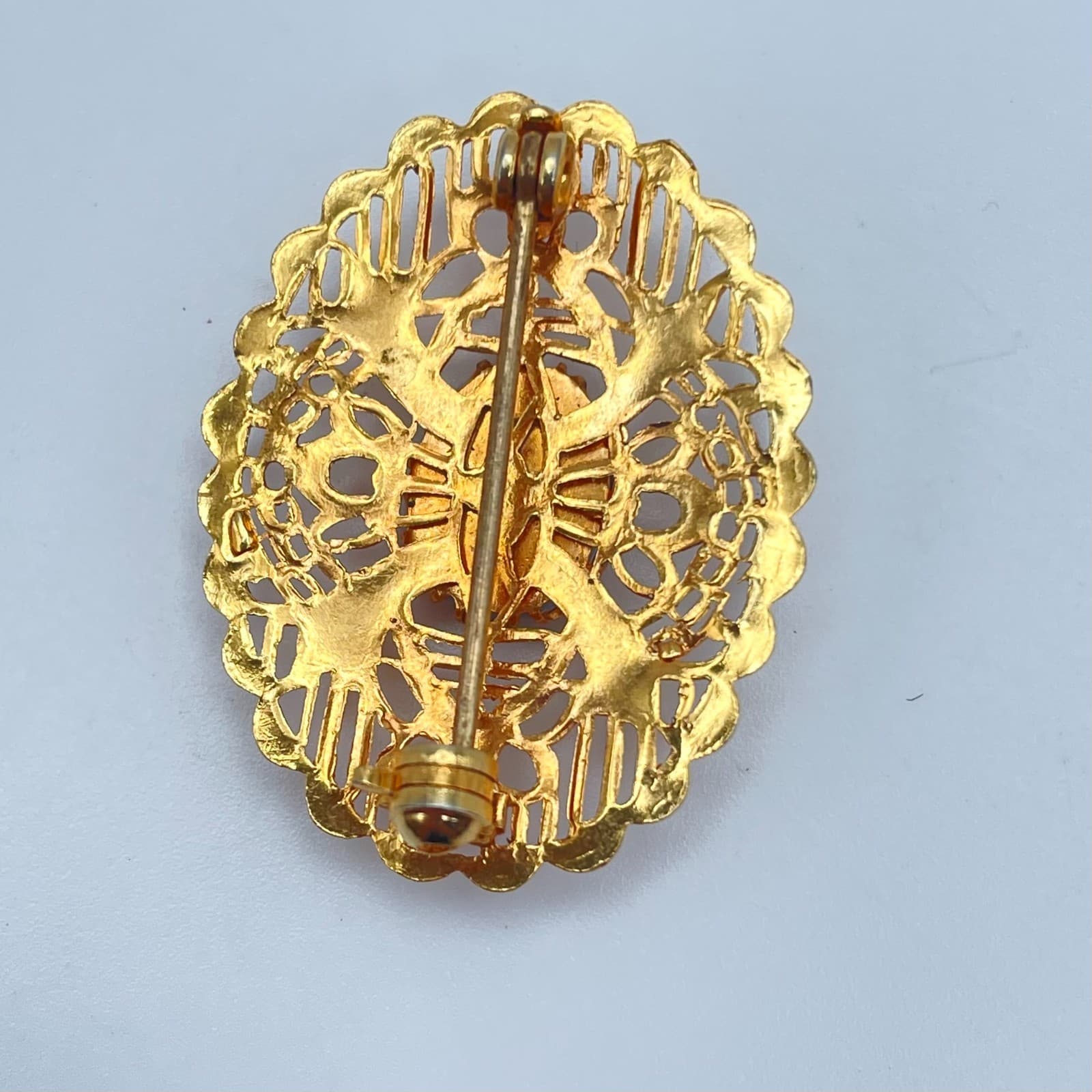 Vintage 90s Cameo Brooch Gold Tone Filigree Oval Victorian Style Pin Jewelry - Thumbnail 7