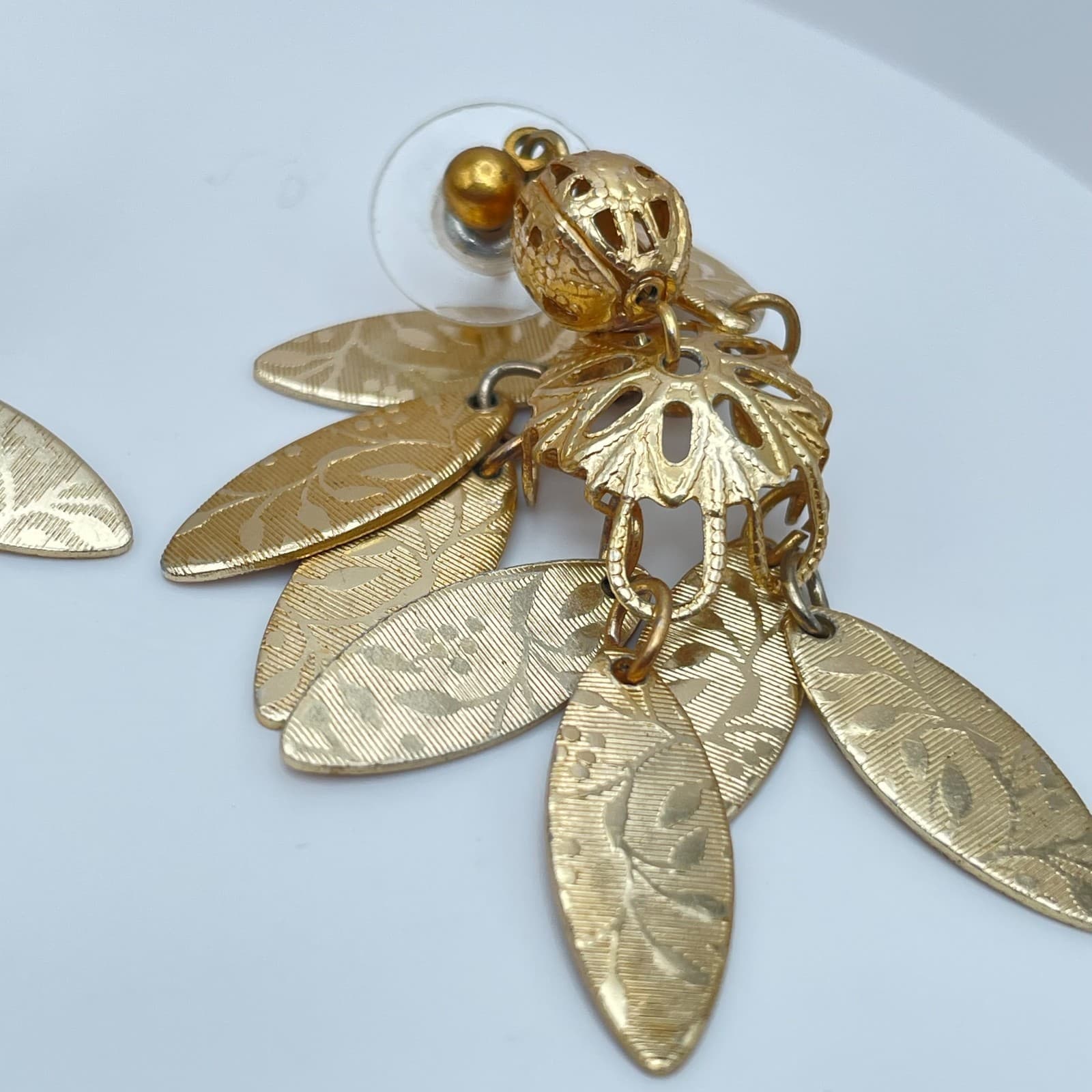 Vintage 90s Filigree Textured Leaf Dangle Stud Earrings Gold Tone Jewelry - Thumbnail 2