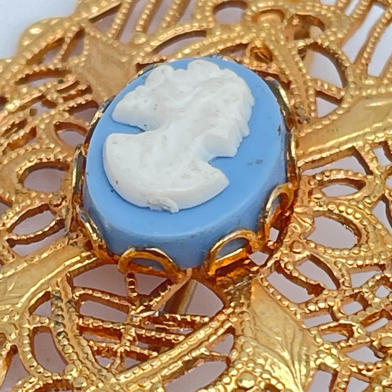 Vintage 90s Cameo Brooch Gold Tone Filigree Oval Victorian Style Pin Jewelry - Thumbnail 5