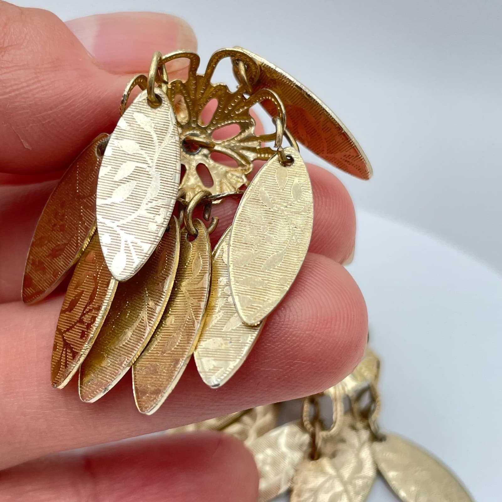 Vintage 90s Filigree Textured Leaf Dangle Stud Earrings Gold Tone Jewelry - Thumbnail 4