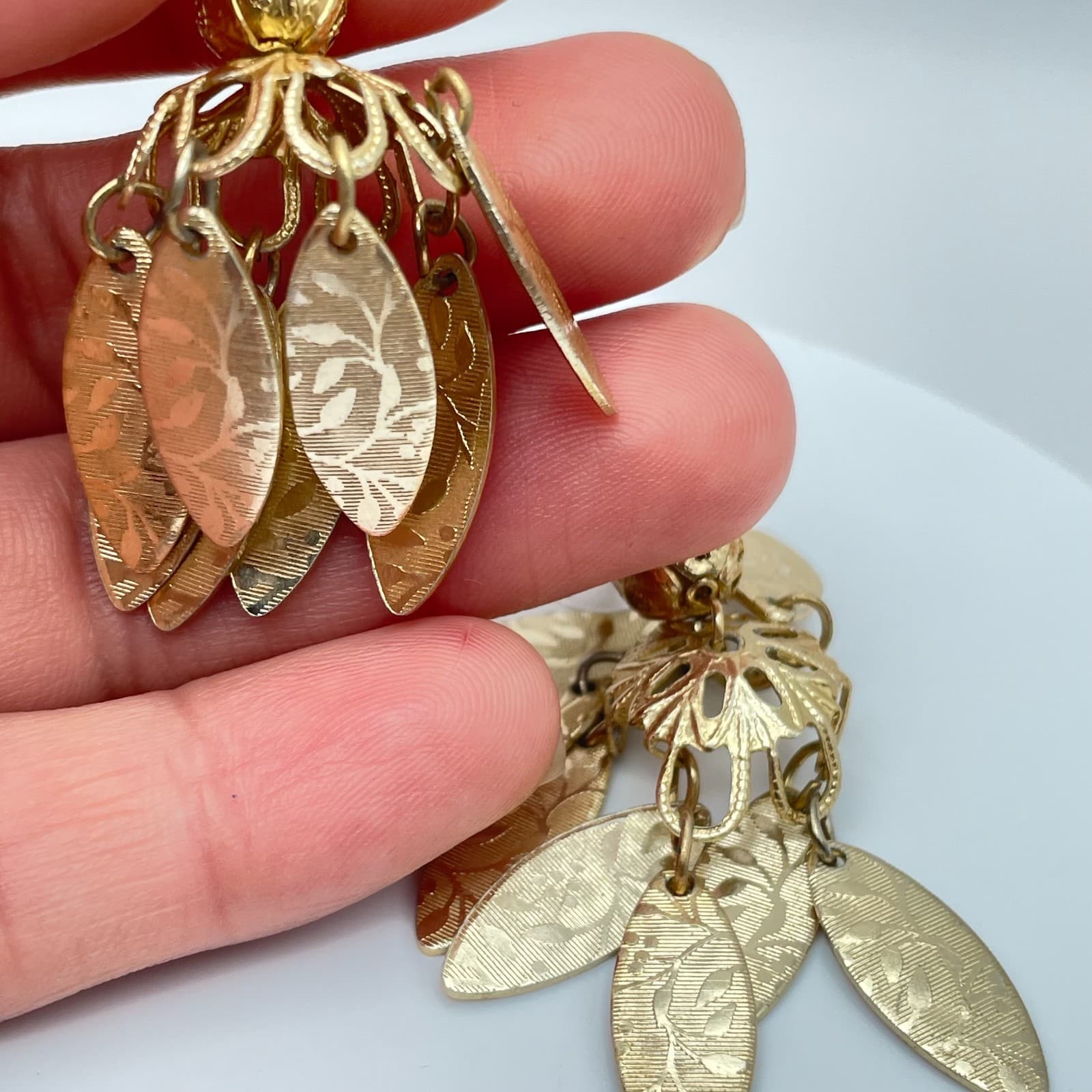 Vintage 90s Filigree Textured Leaf Dangle Stud Earrings Gold Tone Jewelry - Thumbnail 3