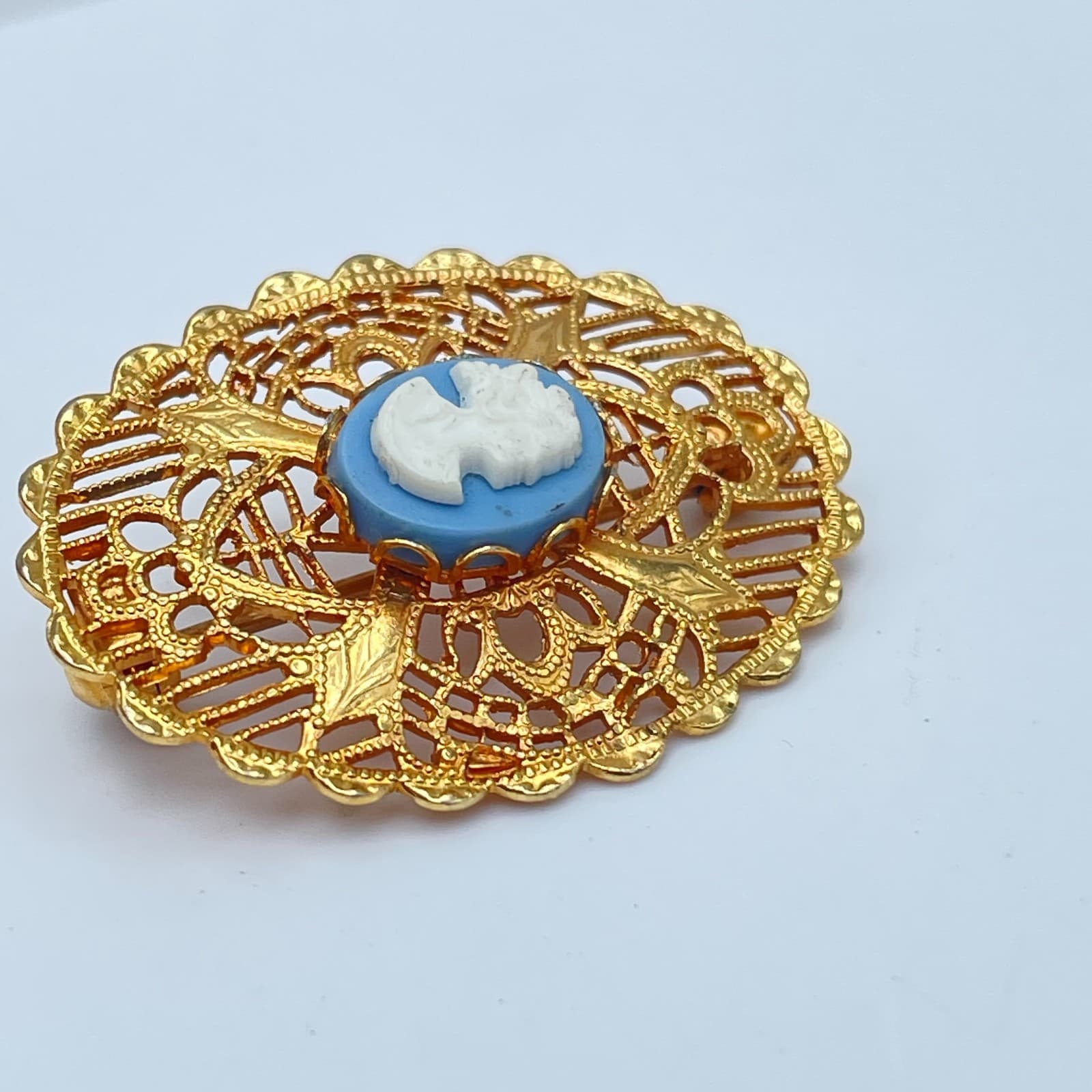 Vintage 90s Cameo Brooch Gold Tone Filigree Oval Victorian Style Pin Jewelry - Thumbnail 4