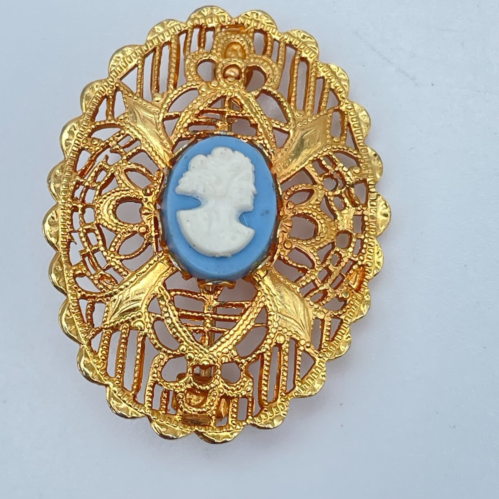 Vintage 90s Cameo Brooch Gold Tone Filigree Oval Victorian Style Pin Jewelry - Thumbnail 2