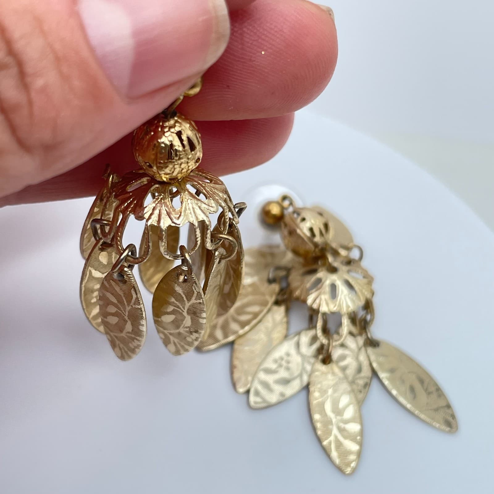 Vintage 90s Filigree Textured Leaf Dangle Stud Earrings Gold Tone Jewelry - Thumbnail 5