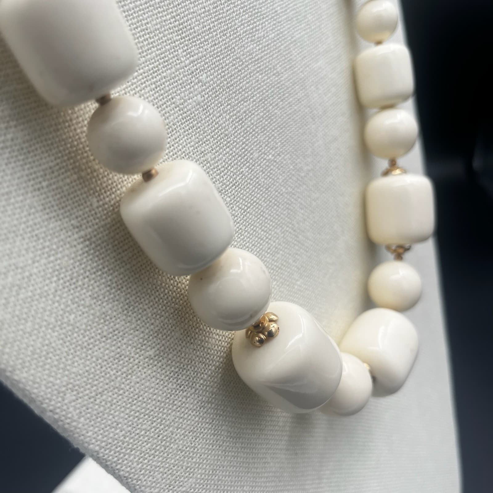 Vintage Chunky Cream White Acrylic Beads Necklace 1970s 1980s Retro Fashion - Thumbnail 4