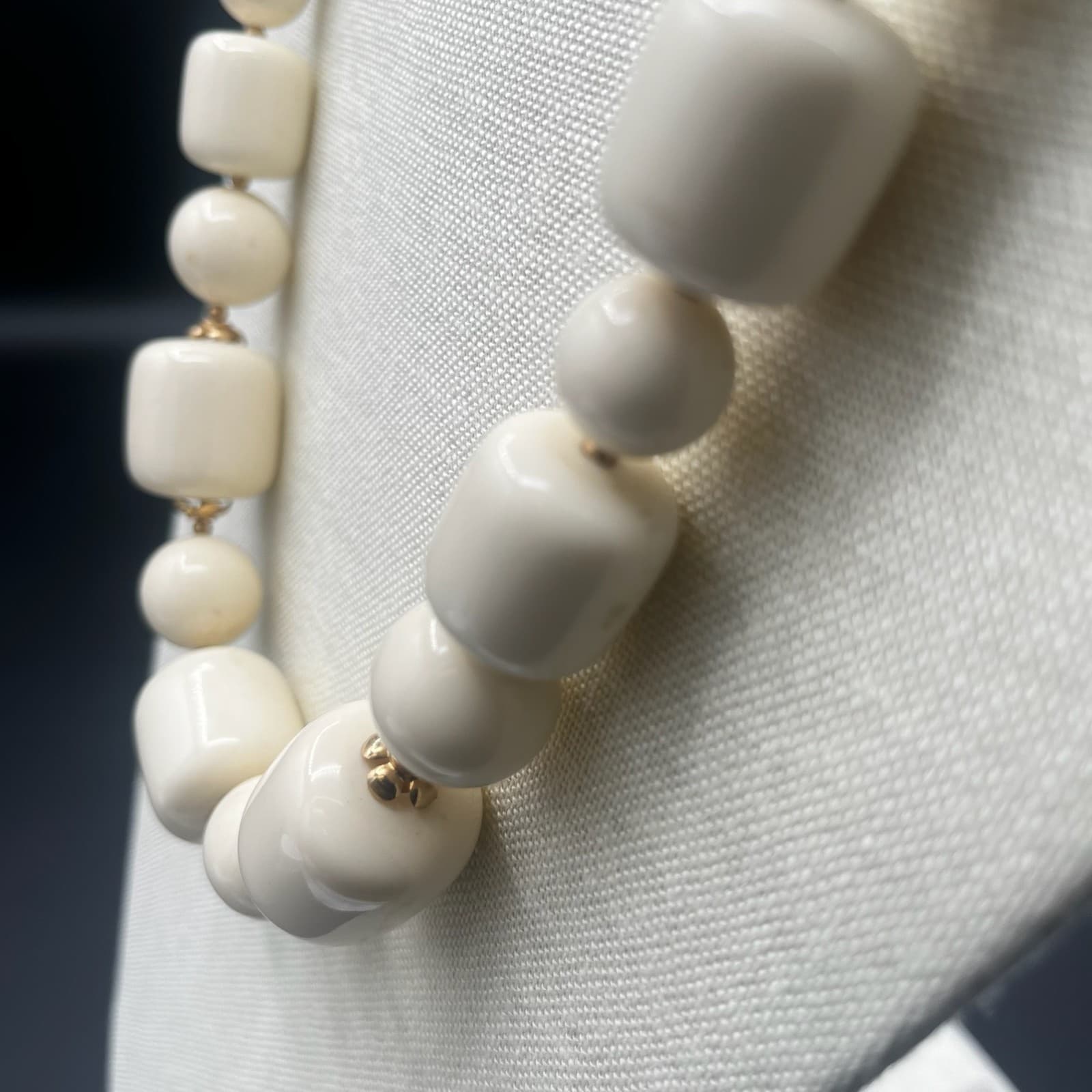 Vintage Chunky Cream White Acrylic Beads Necklace 1970s 1980s Retro Fashion - Thumbnail 5