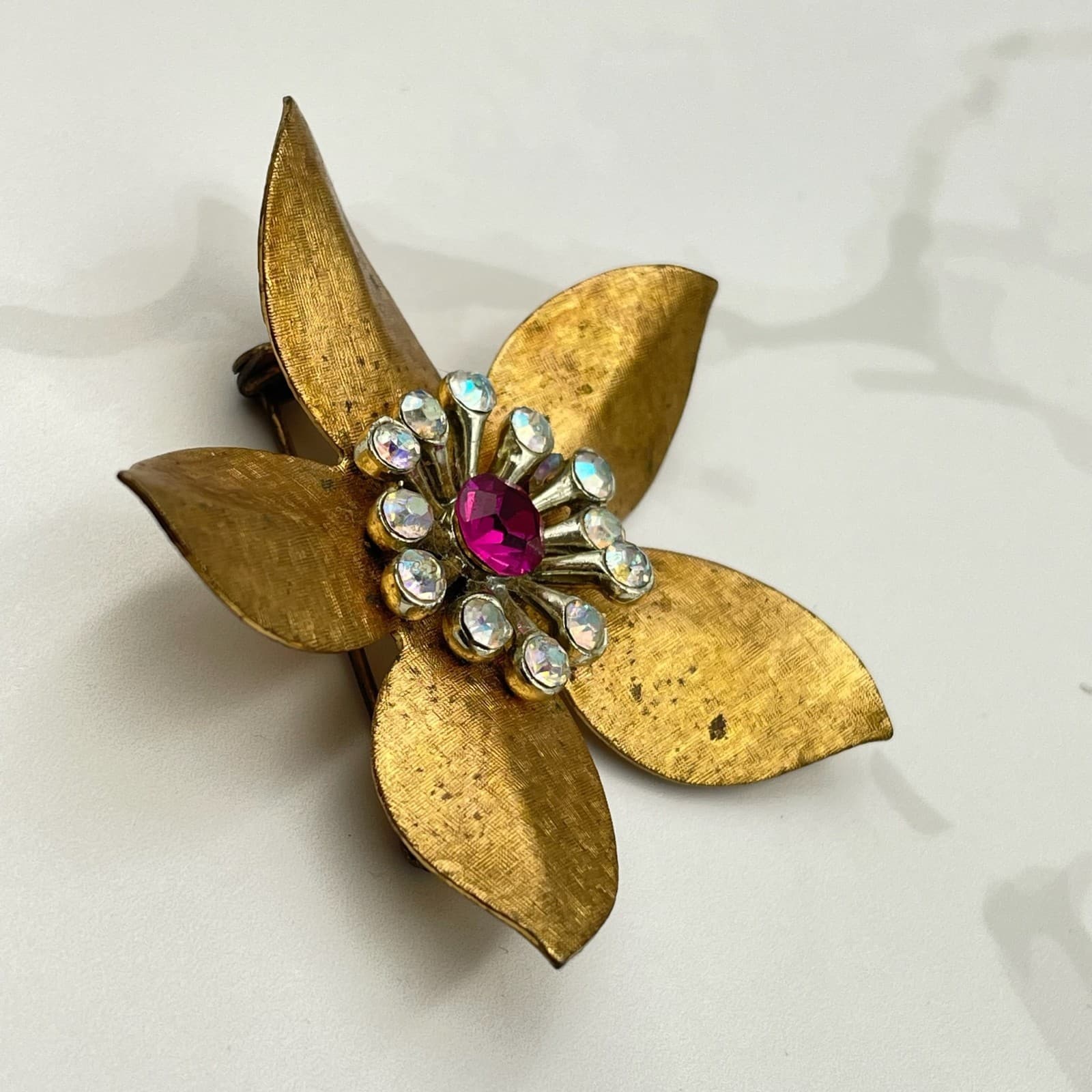 Vintage VTG Gold Tone Brooch Brush Finish Flower Fuchsia Pink Aurora Borealis - Thumbnail 8