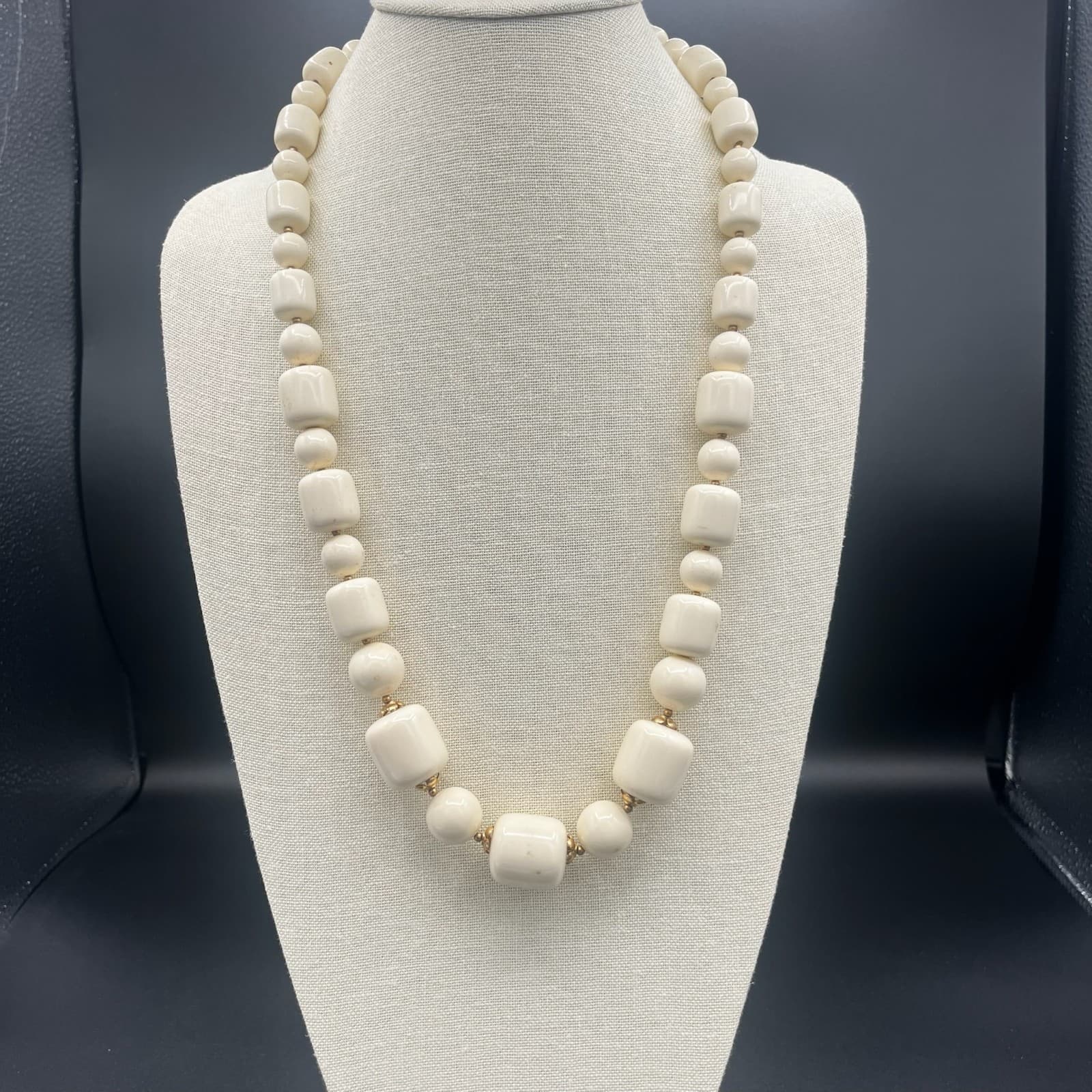 Vintage Chunky Cream White Acrylic Beads Necklace 1970s 1980s Retro Fashion - Thumbnail 2