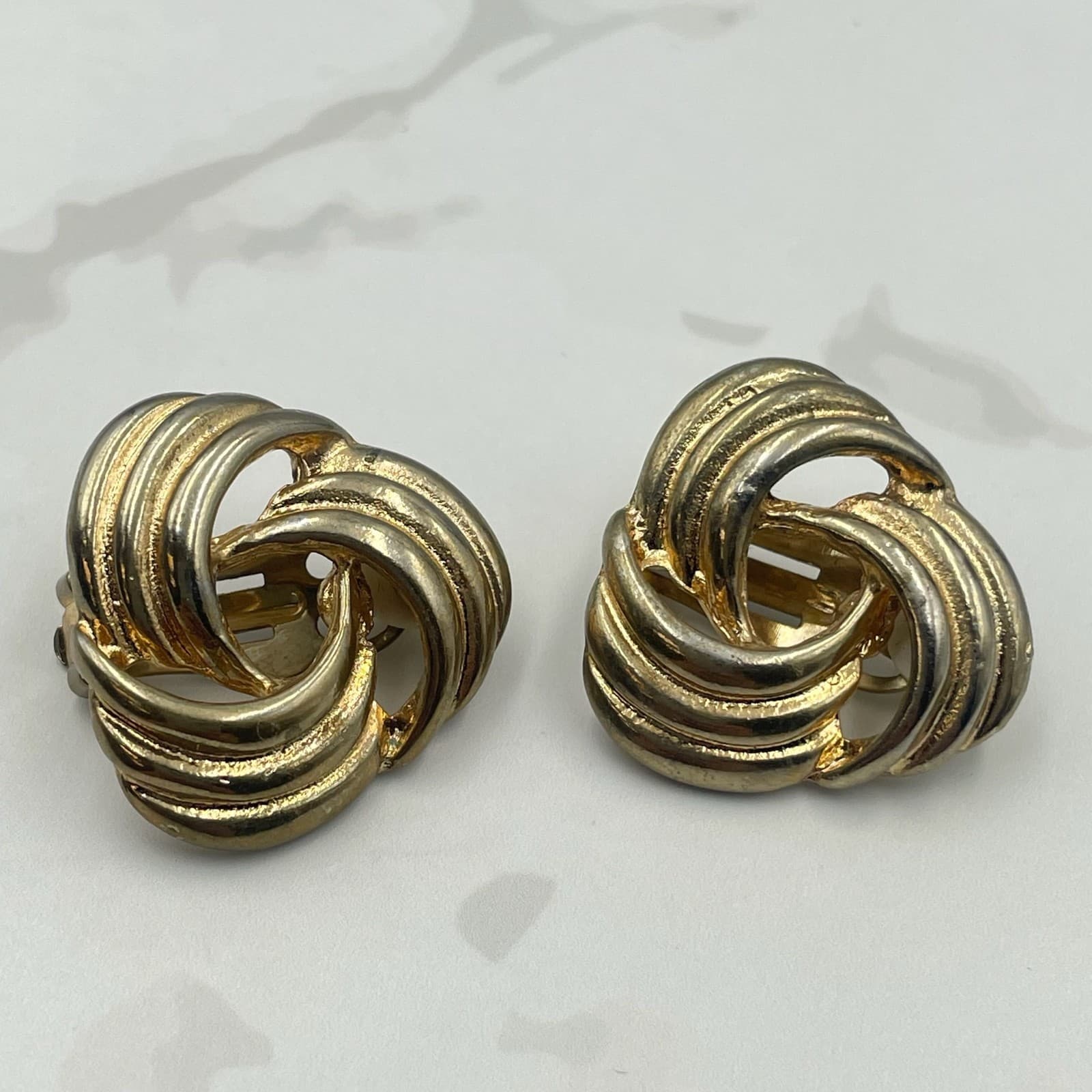 Vintage Gold Tone Abstract Knot Clip On Earrings Ribbed Trinity Style Excellent - Thumbnail 4