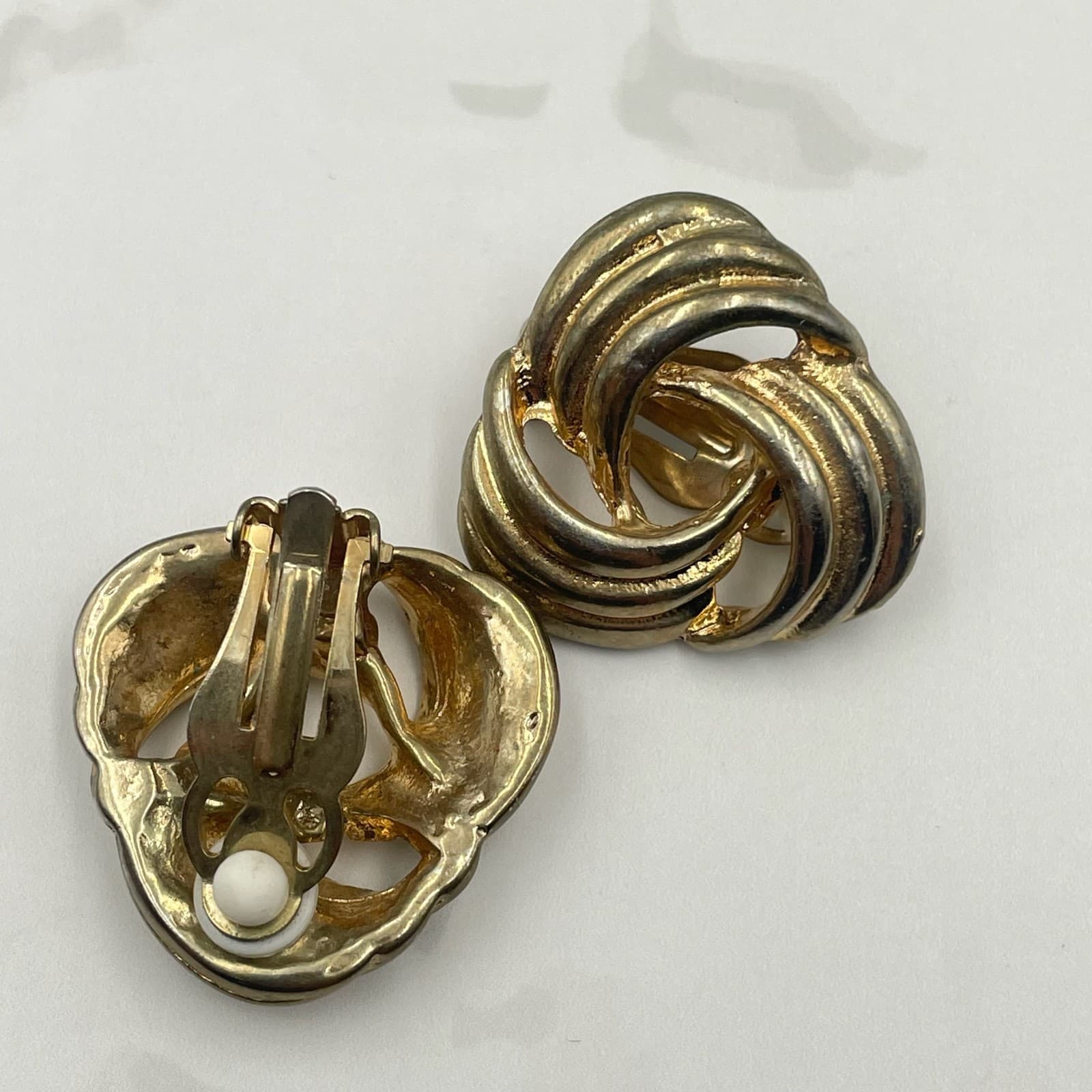 Vintage Gold Tone Abstract Knot Clip On Earrings Ribbed Trinity Style Excellent - Thumbnail 7