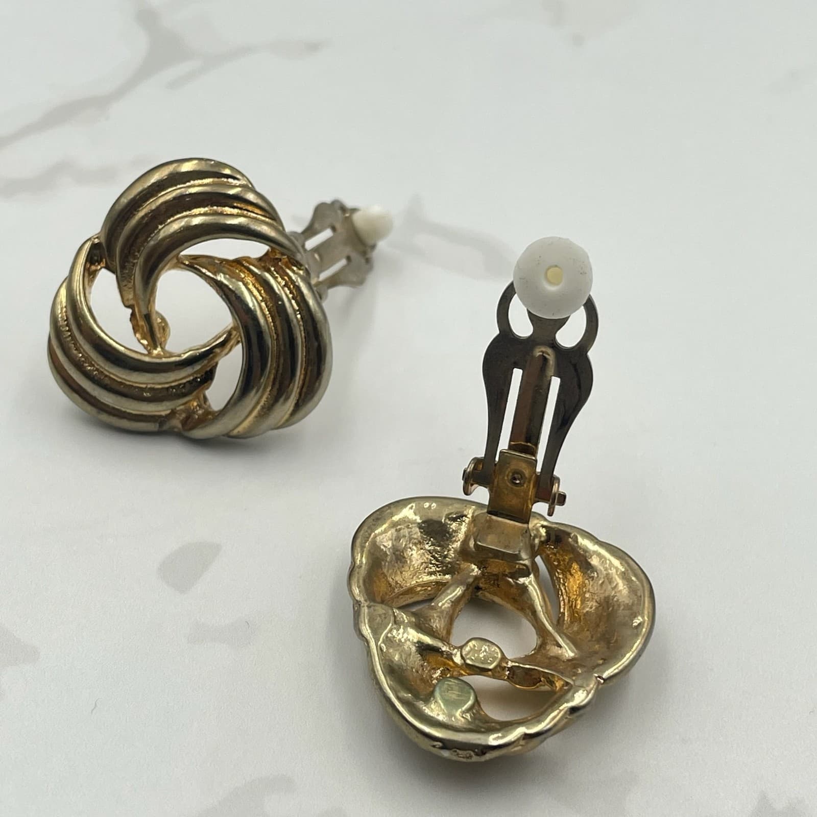 Vintage Gold Tone Abstract Knot Clip On Earrings Ribbed Trinity Style Excellent - Thumbnail 12