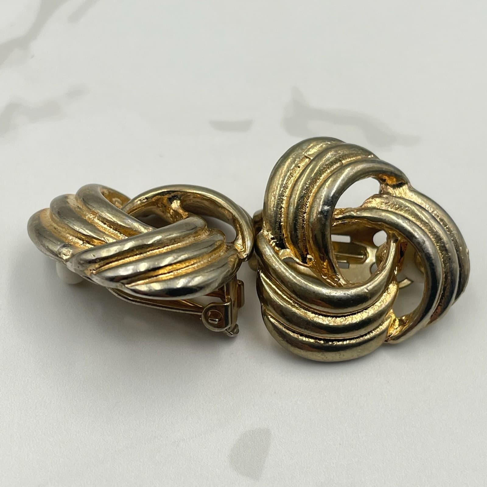 Vintage Gold Tone Abstract Knot Clip On Earrings Ribbed Trinity Style Excellent - Thumbnail 6