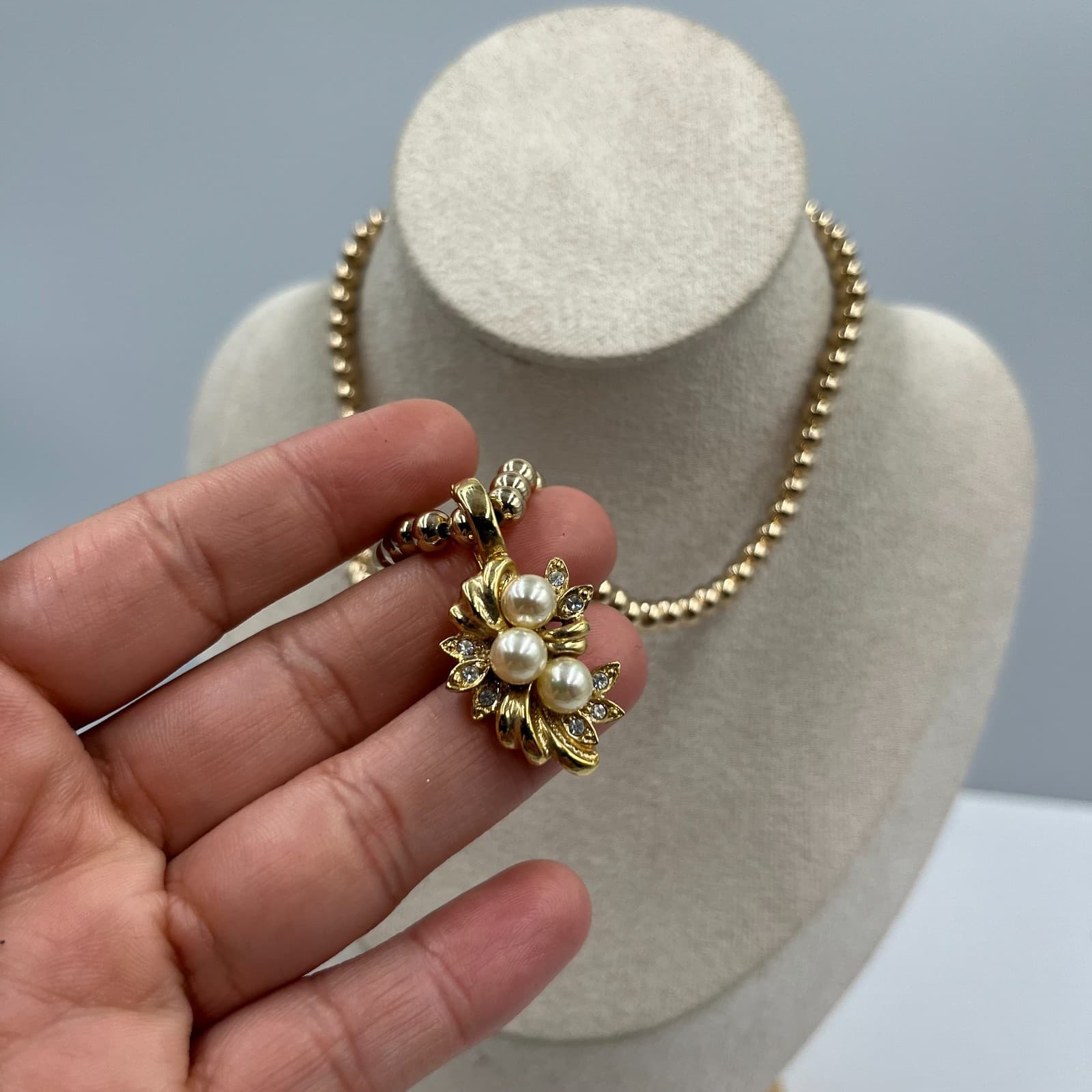 Vtg Gold Bead Flower Necklace With Pearl Accent Floral Pendant Estate Jewelry - Thumbnail 4