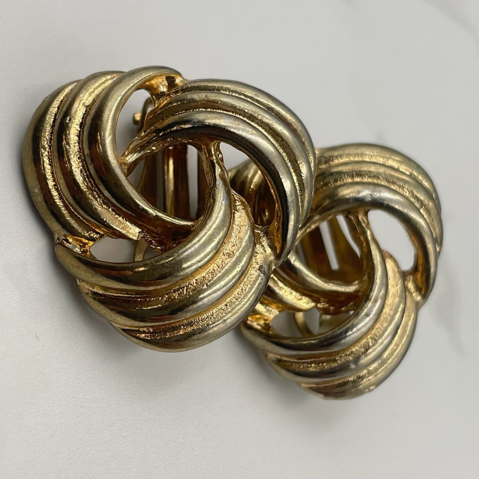 Vintage Gold Tone Abstract Knot Clip On Earrings Ribbed Trinity Style Excellent - Image 1