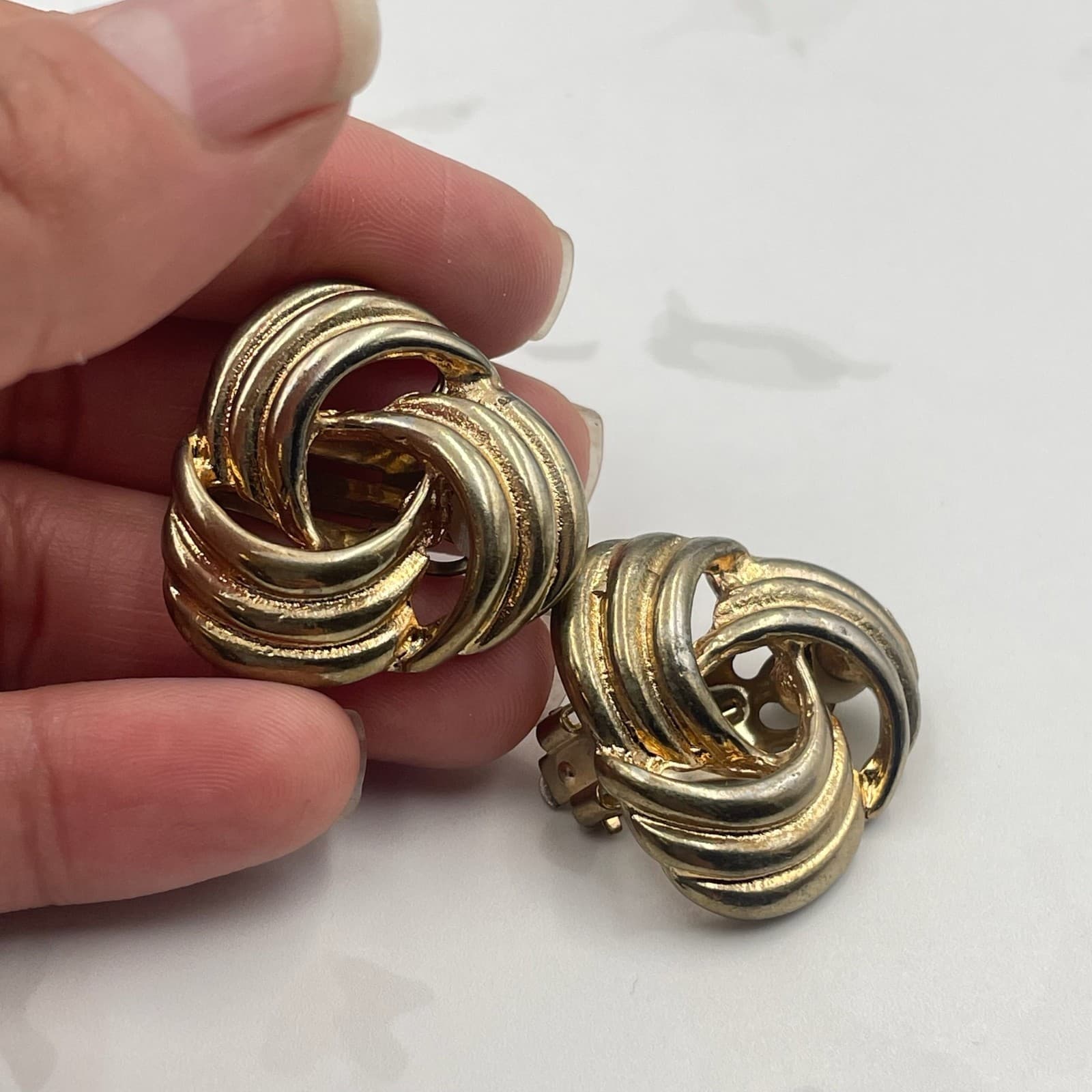 Vintage Gold Tone Abstract Knot Clip On Earrings Ribbed Trinity Style Excellent - Thumbnail 3