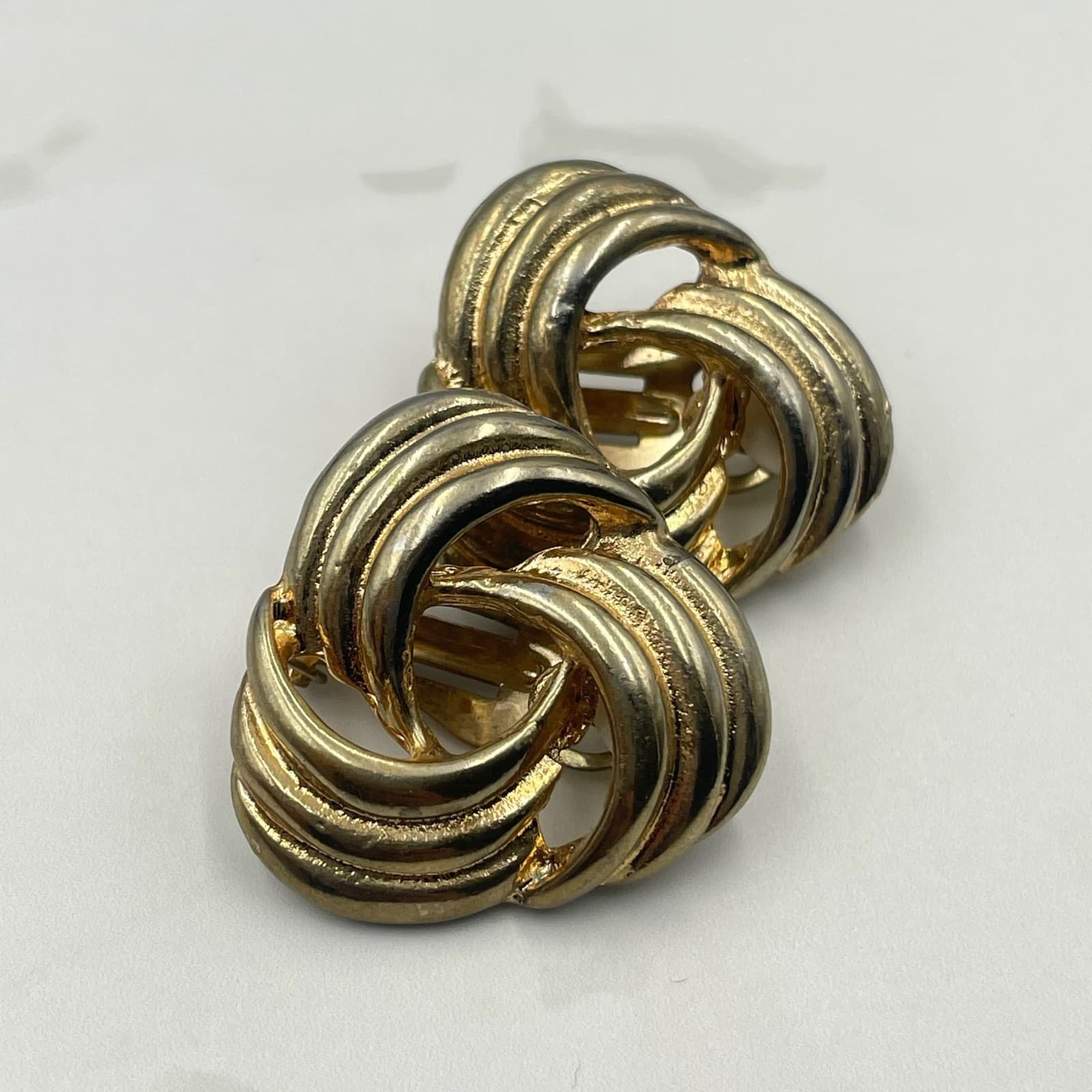 Vintage Gold Tone Abstract Knot Clip On Earrings Ribbed Trinity Style Excellent - Thumbnail 5