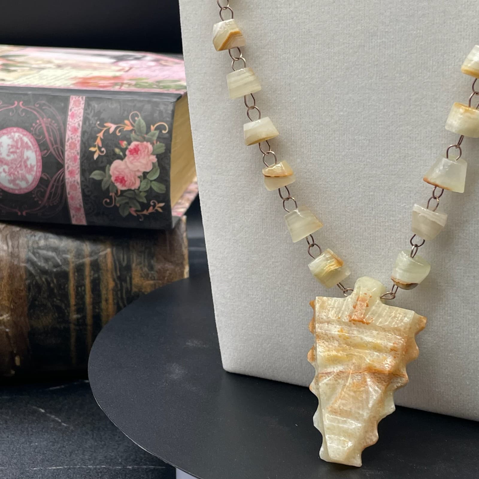 Vintage Cream Mexican Hand-Carve Banded Agate Calcite Arrowhead Pendant Necklace - Thumbnail 7