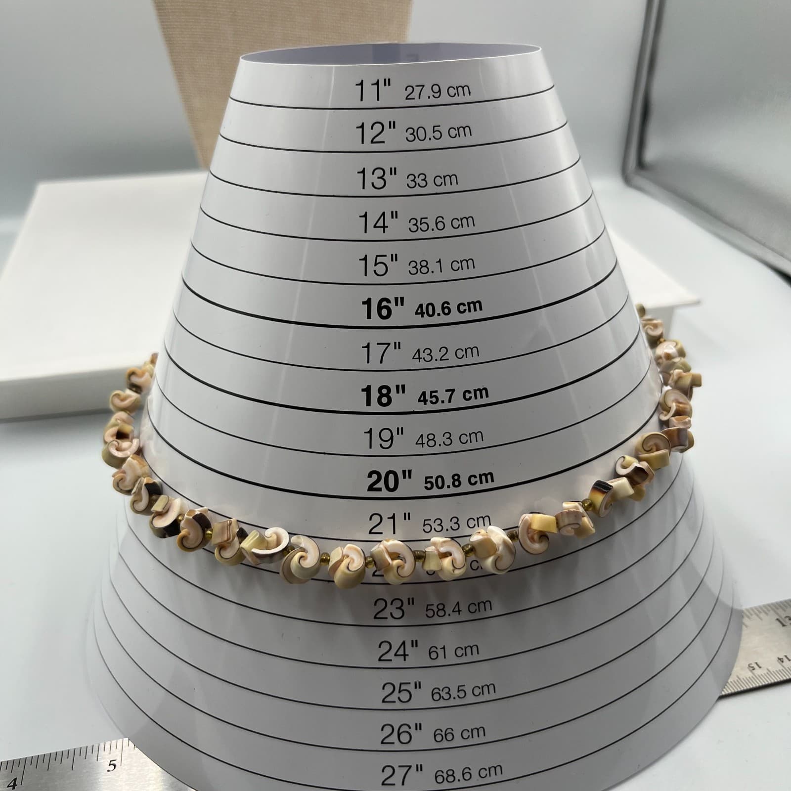 Vintage Beach Wear White Tan Natural Conomurex Luhuanus Seashell Beaded Necklace - Thumbnail 6