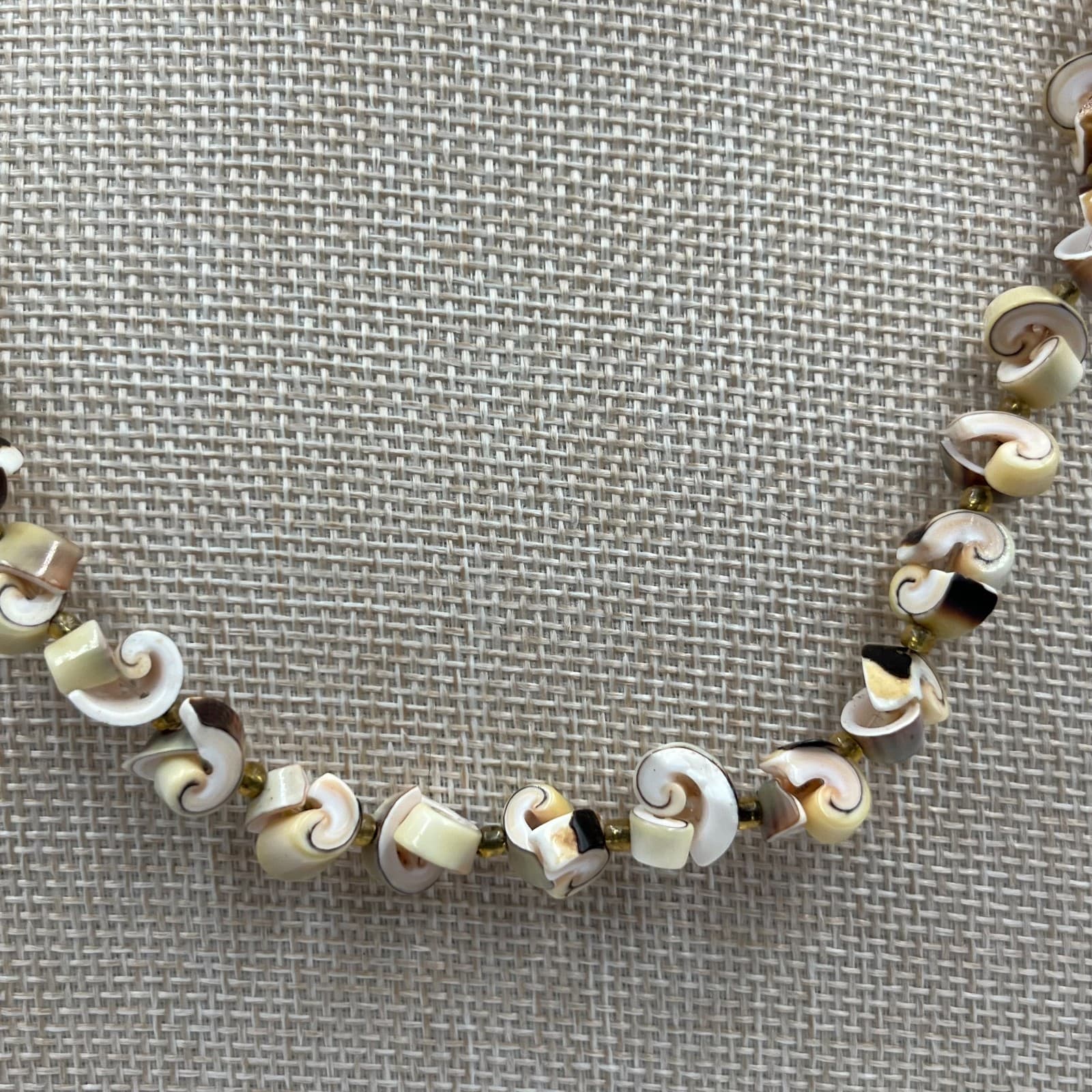 Vintage Beach Wear White Tan Natural Conomurex Luhuanus Seashell Beaded Necklace - Thumbnail 3