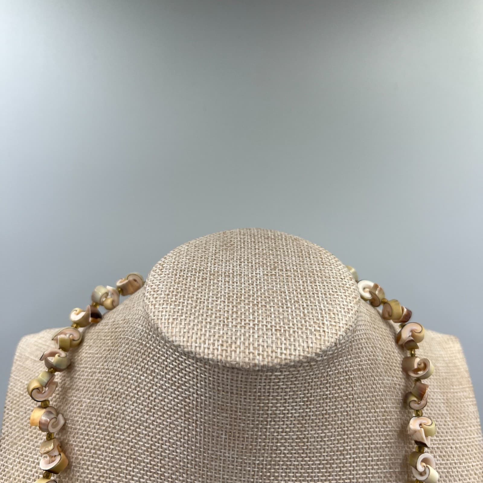 Vintage Beach Wear White Tan Natural Conomurex Luhuanus Seashell Beaded Necklace - Thumbnail 2