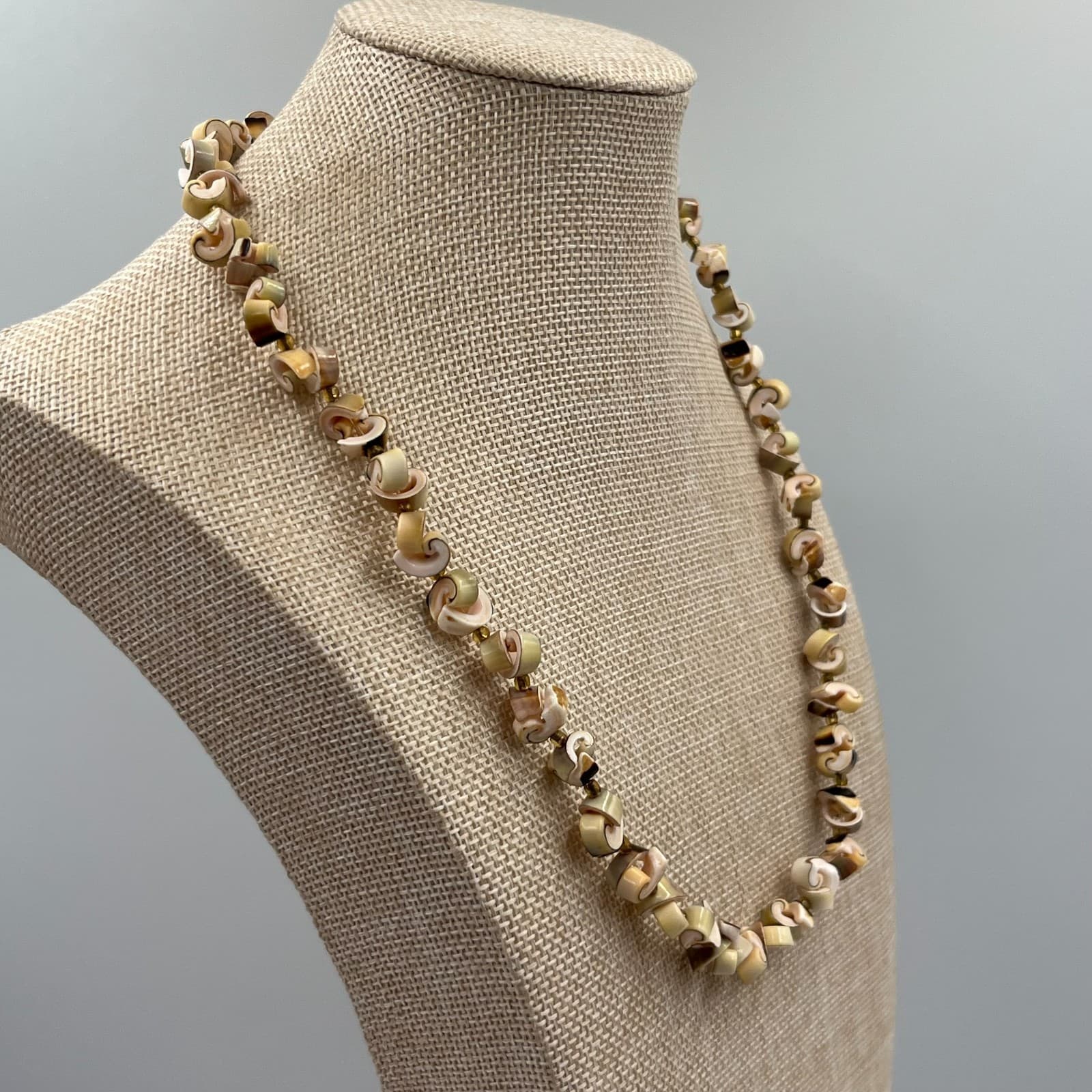 Vintage Beach Wear White Tan Natural Conomurex Luhuanus Seashell Beaded Necklace - Thumbnail 4