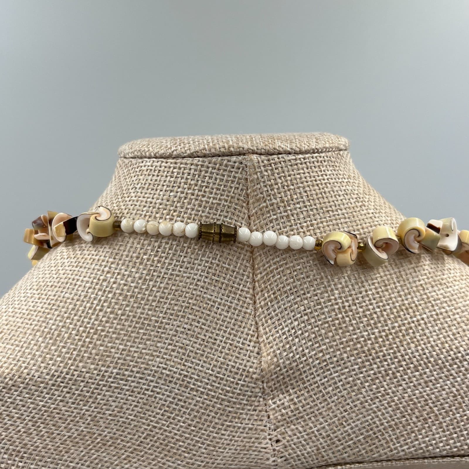 Vintage Beach Wear White Tan Natural Conomurex Luhuanus Seashell Beaded Necklace - Thumbnail 5
