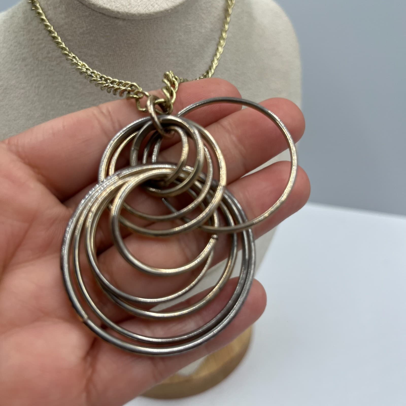 Vintage Silver Tone Interlocking Circles Rings Pendant Necklace 18" Statement - Thumbnail 7