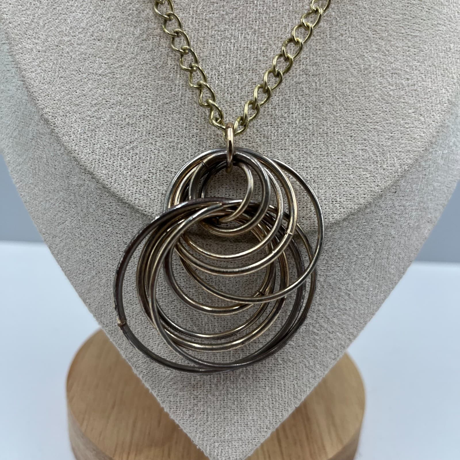 Vintage Silver Tone Interlocking Circles Rings Pendant Necklace 18" Statement - Thumbnail 3