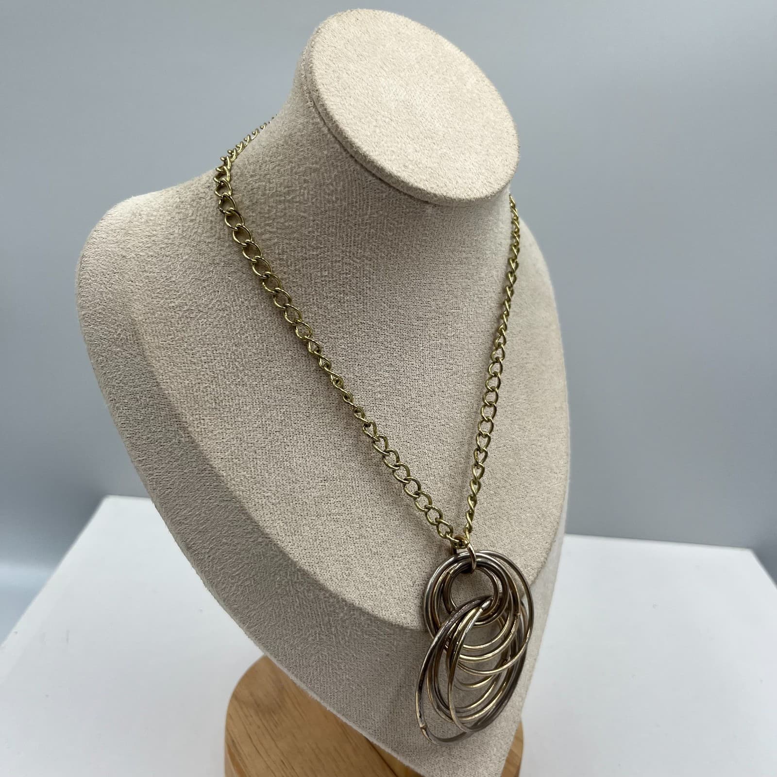 Vintage Silver Tone Interlocking Circles Rings Pendant Necklace 18" Statement - Thumbnail 4