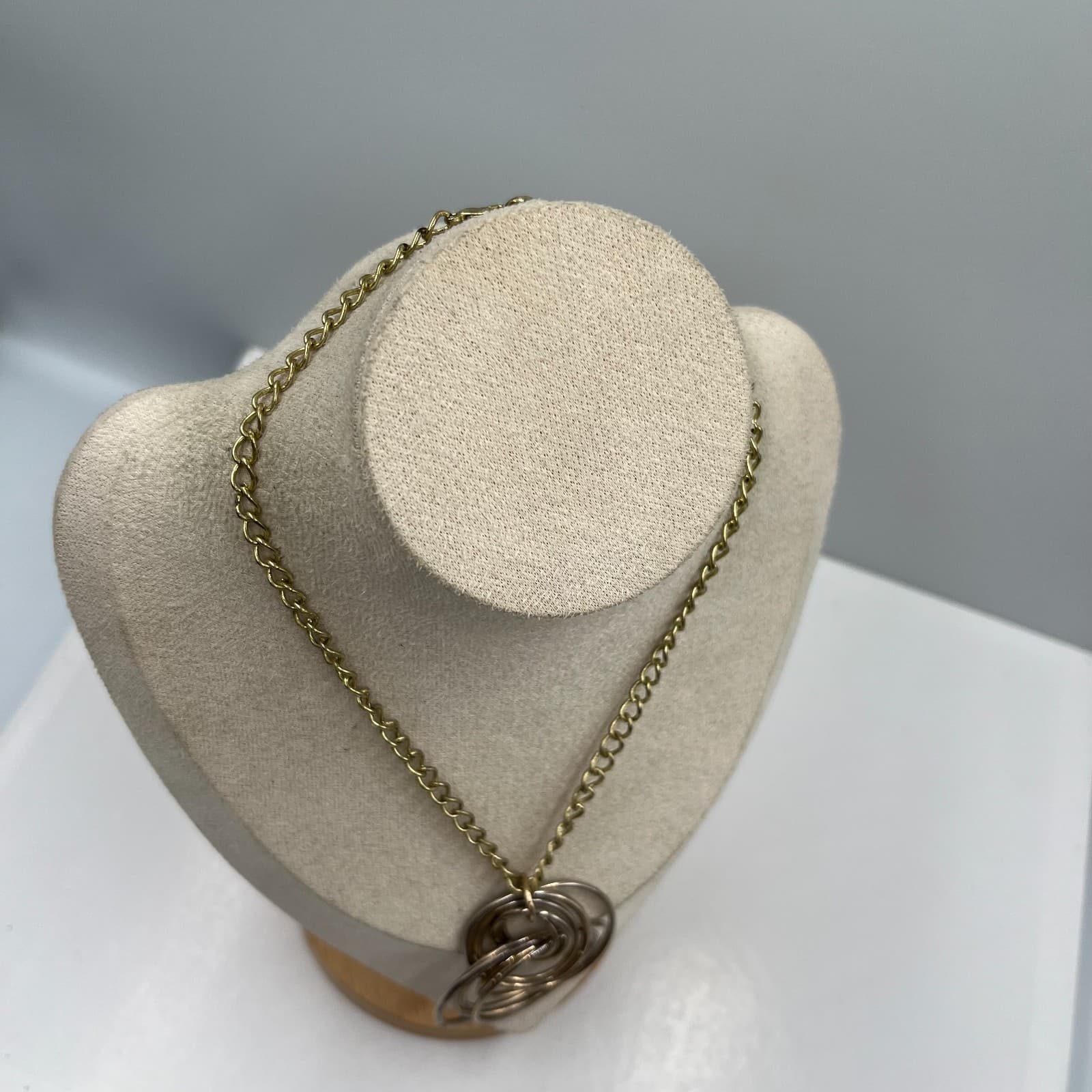 Vintage Silver Tone Interlocking Circles Rings Pendant Necklace 18" Statement - Thumbnail 5