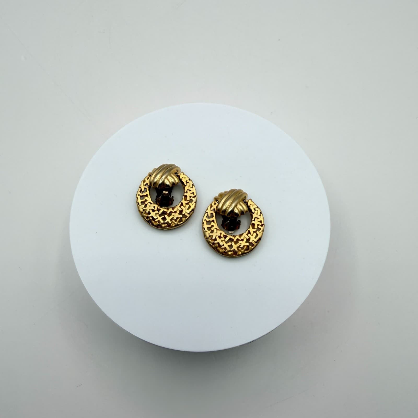 Vintage 80s Gold Tone Door Knocker Clip On Earrings Ribbed Statement Jewelry - Image 1