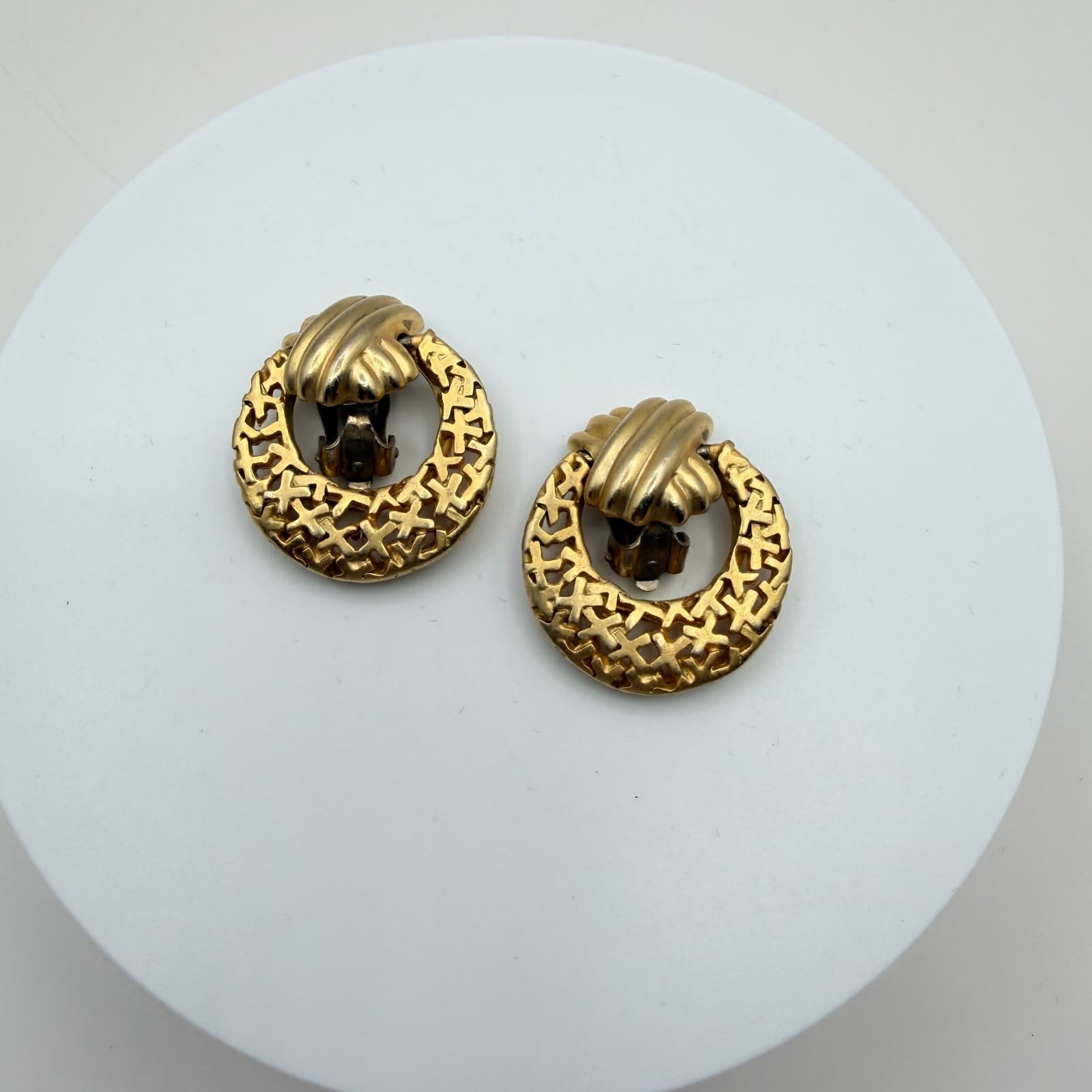 Vintage 80s Gold Tone Door Knocker Clip On Earrings Ribbed Statement Jewelry - Thumbnail 2