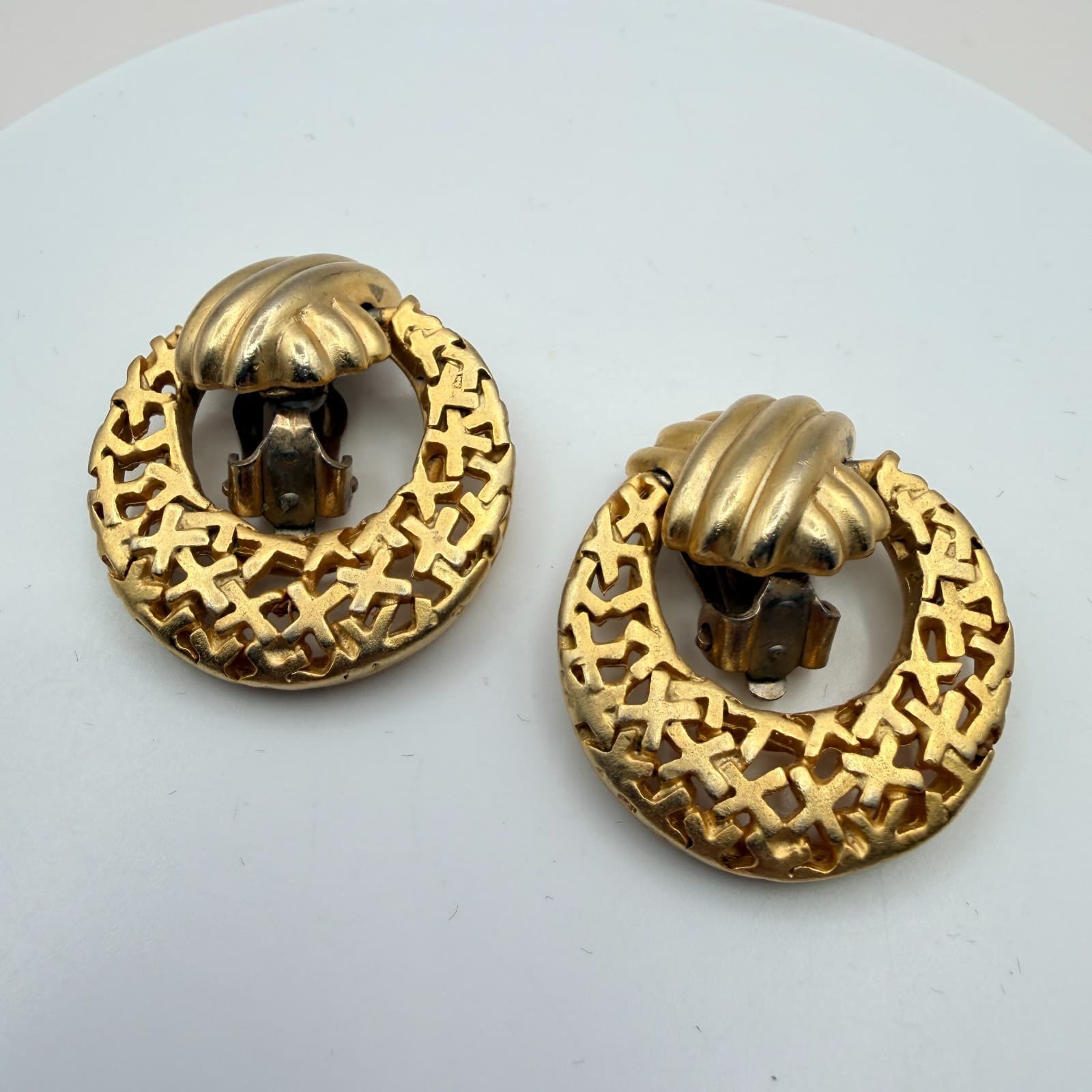 Vintage 80s Gold Tone Door Knocker Clip On Earrings Ribbed Statement Jewelry - Thumbnail 3
