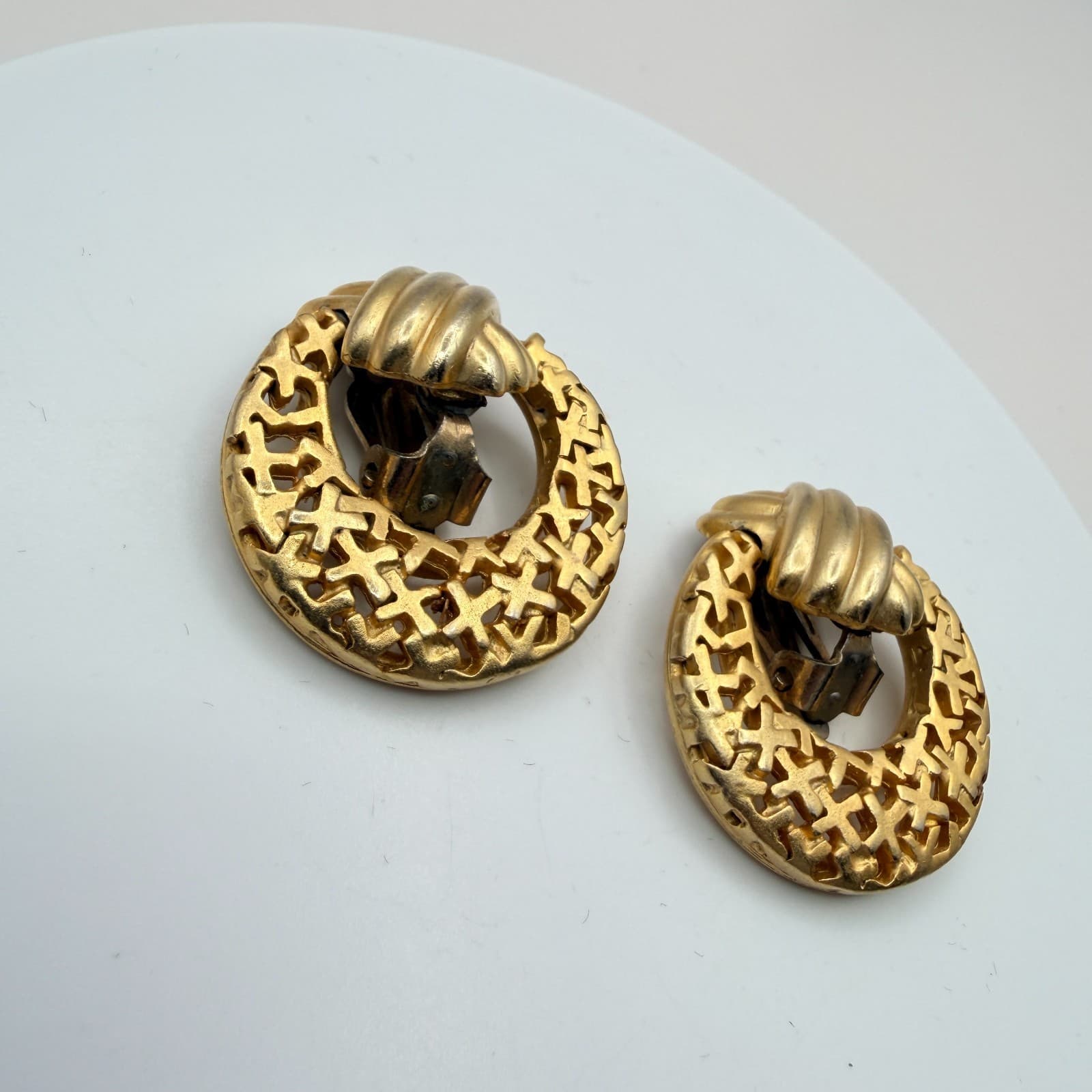 Vintage 80s Gold Tone Door Knocker Clip On Earrings Ribbed Statement Jewelry - Thumbnail 4