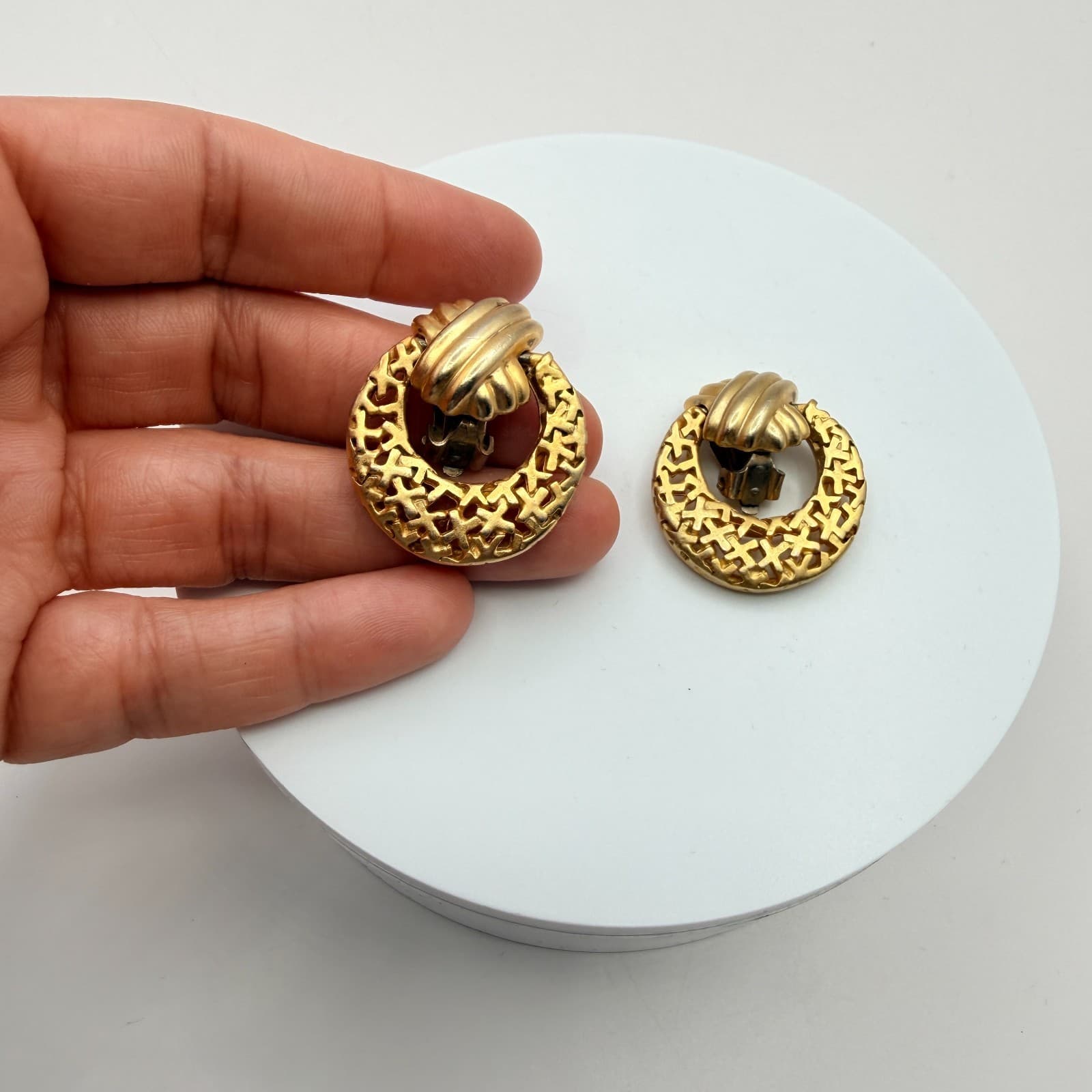 Vintage 80s Gold Tone Door Knocker Clip On Earrings Ribbed Statement Jewelry - Thumbnail 9