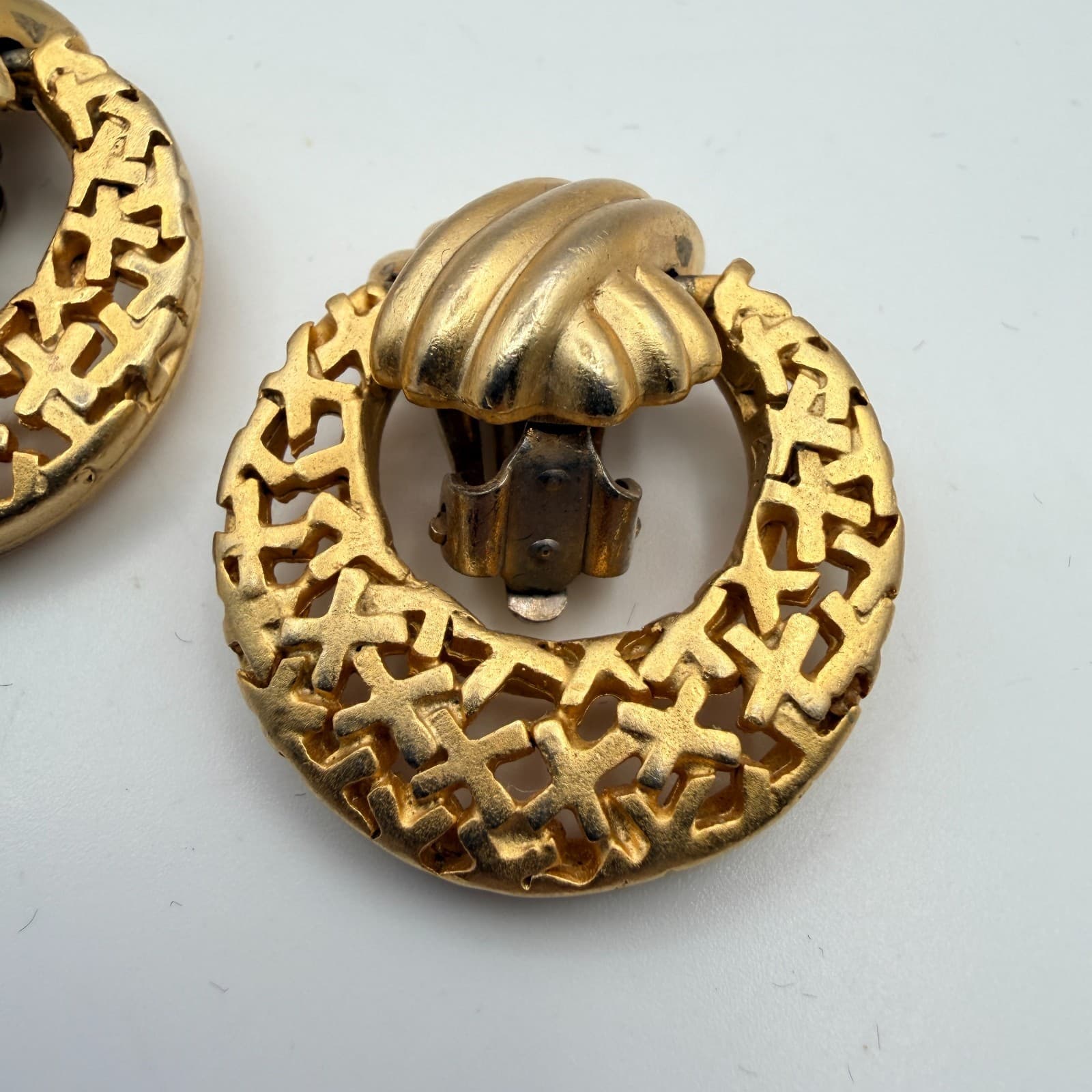 Vintage 80s Gold Tone Door Knocker Clip On Earrings Ribbed Statement Jewelry - Thumbnail 6