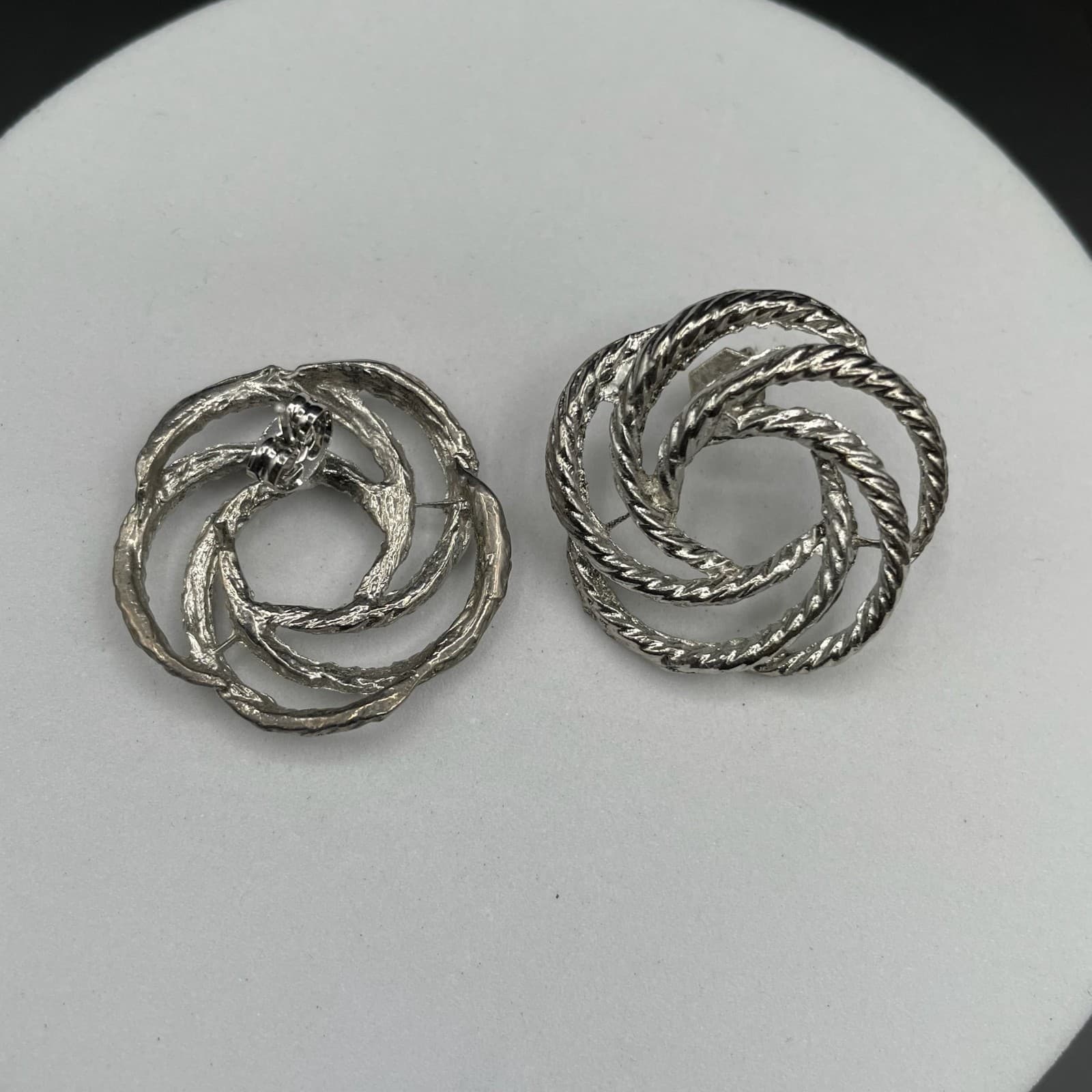 Silver Tone Rope Swirl Stud Earrings Vintage Classic Style - Thumbnail 3