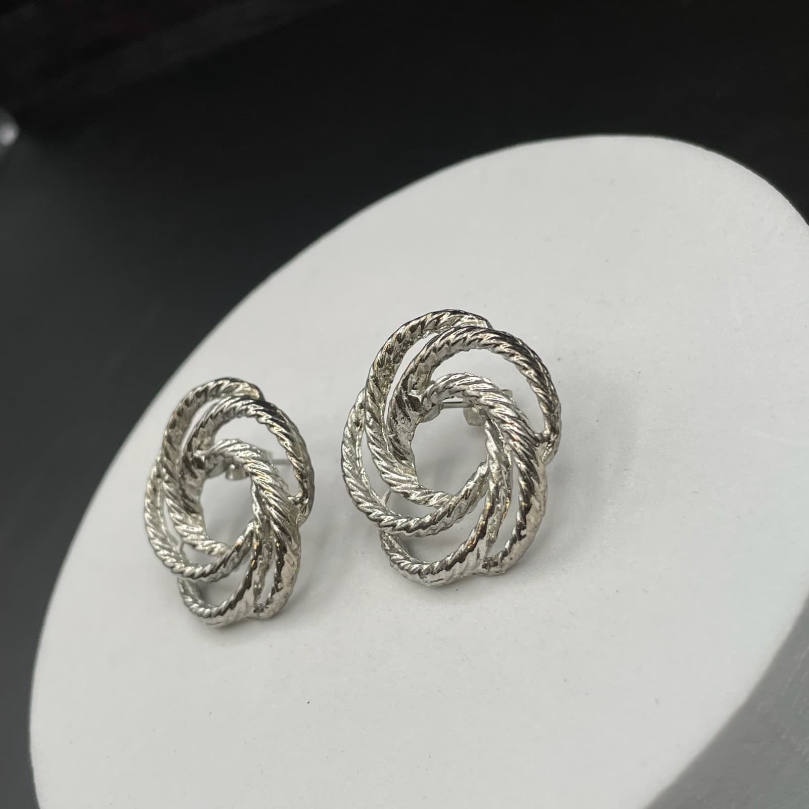 Silver Tone Rope Swirl Stud Earrings Vintage Classic Style - Thumbnail 7
